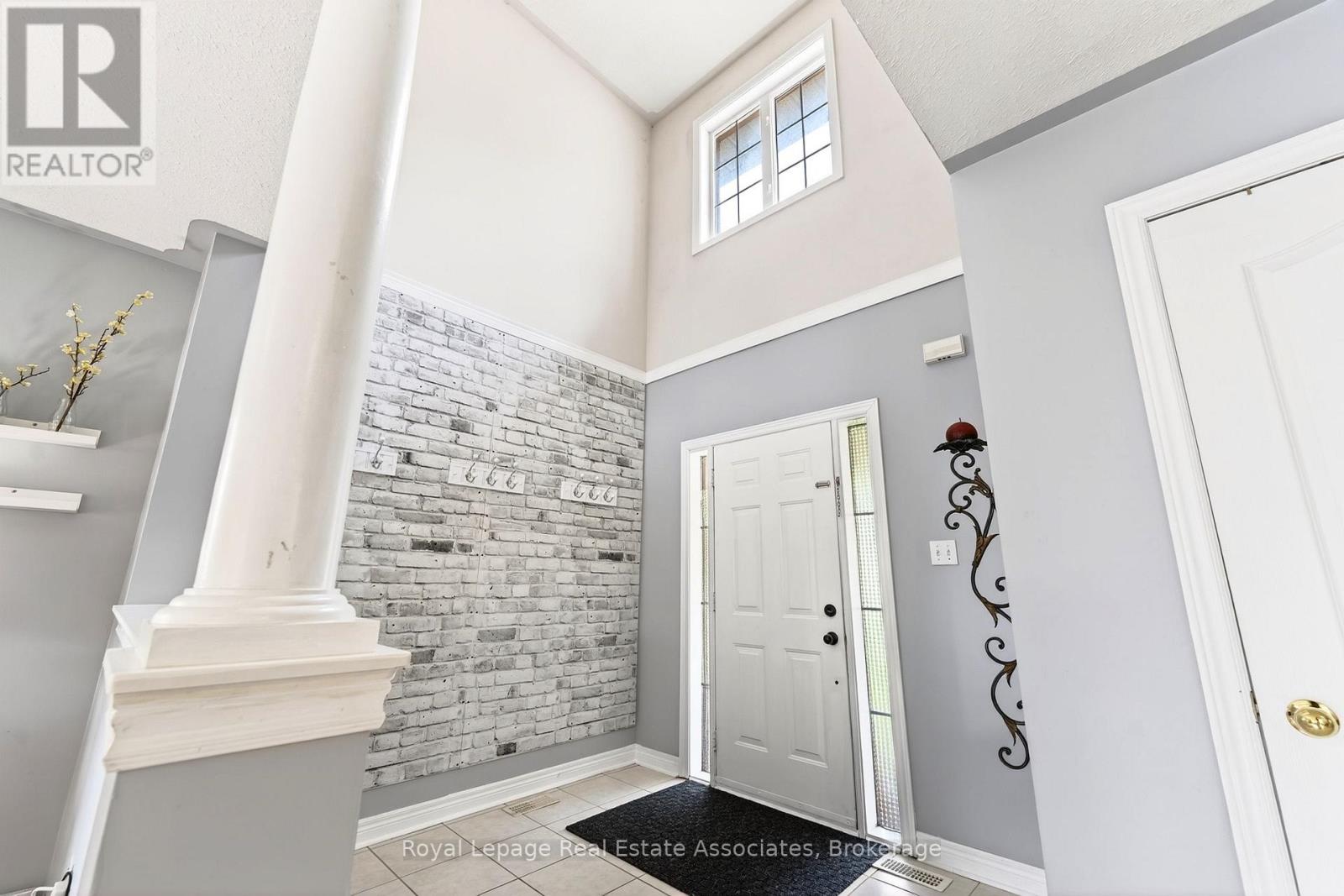 34 Bloom Crescent, Barrie, Ontario  L4N 0S8 - Photo 4 - S13427940