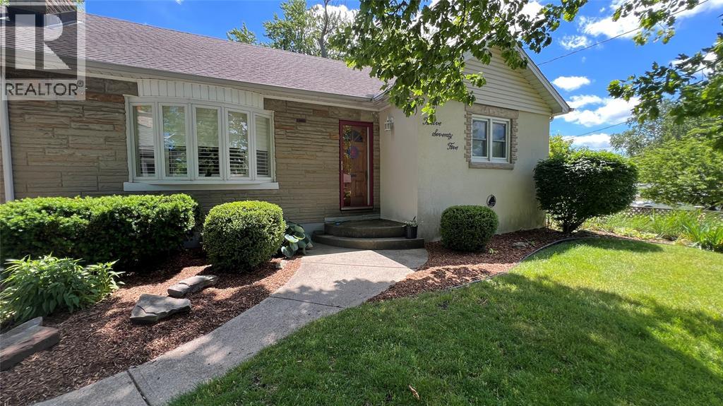 1275 Webster Drive, Sarnia photo 2