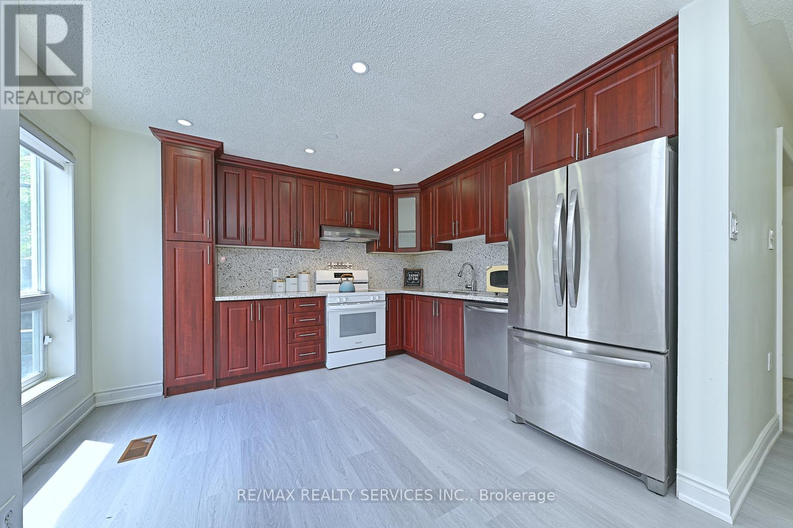 56 Mullis Crescent, Brampton, Ontario  L6Y 4T2 - Photo 12 - W13460286