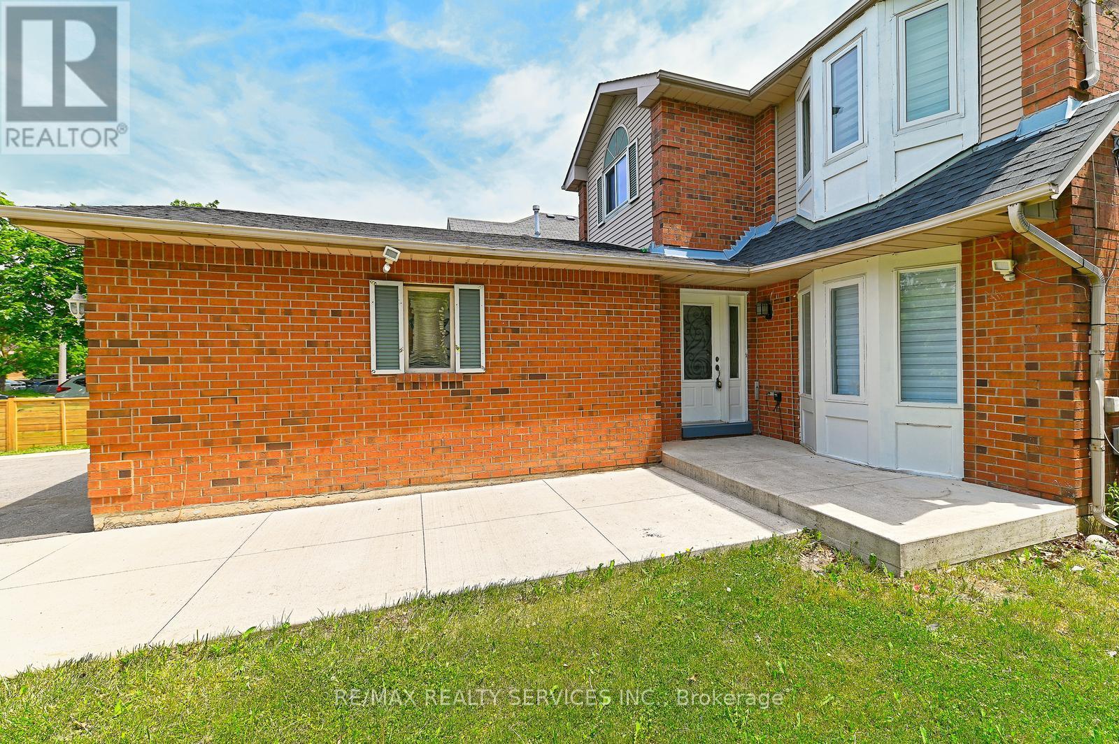 56 Mullis Crescent, Brampton, Ontario  L6Y 4T2 - Photo 4 - W13460286