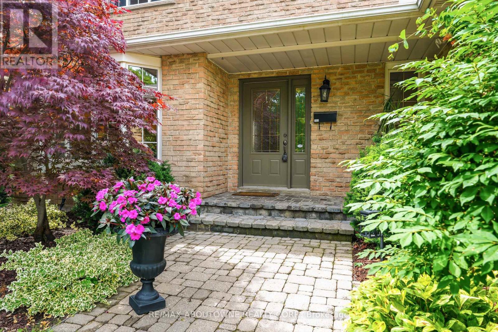 849 Syer Drive, Milton, Ontario  L9T 4C6 - Photo 3 - W13460380