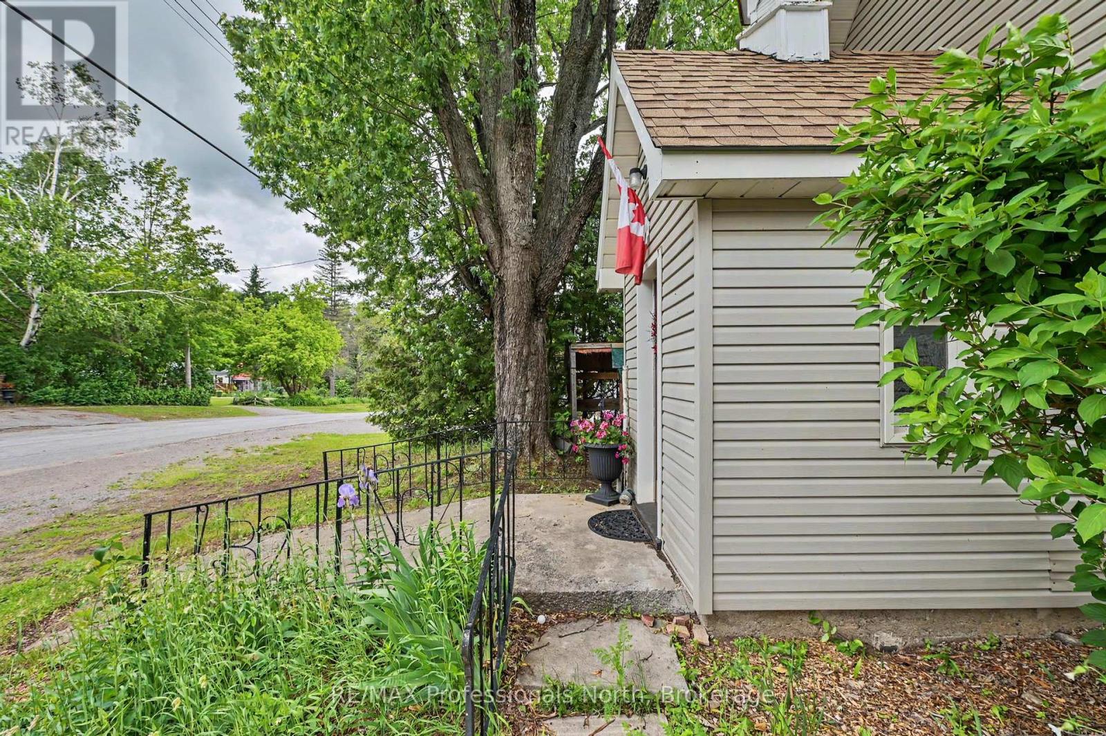 4 Dickson Street, Kawartha Lakes, Ontario  K0M 2A0 - Photo 3 - X12848358