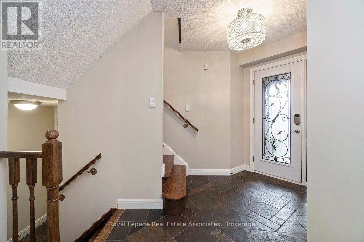 7321 Sandhurst Drive, Mississauga, Ontario  L5N 7G8 - Photo 3 - W13103706