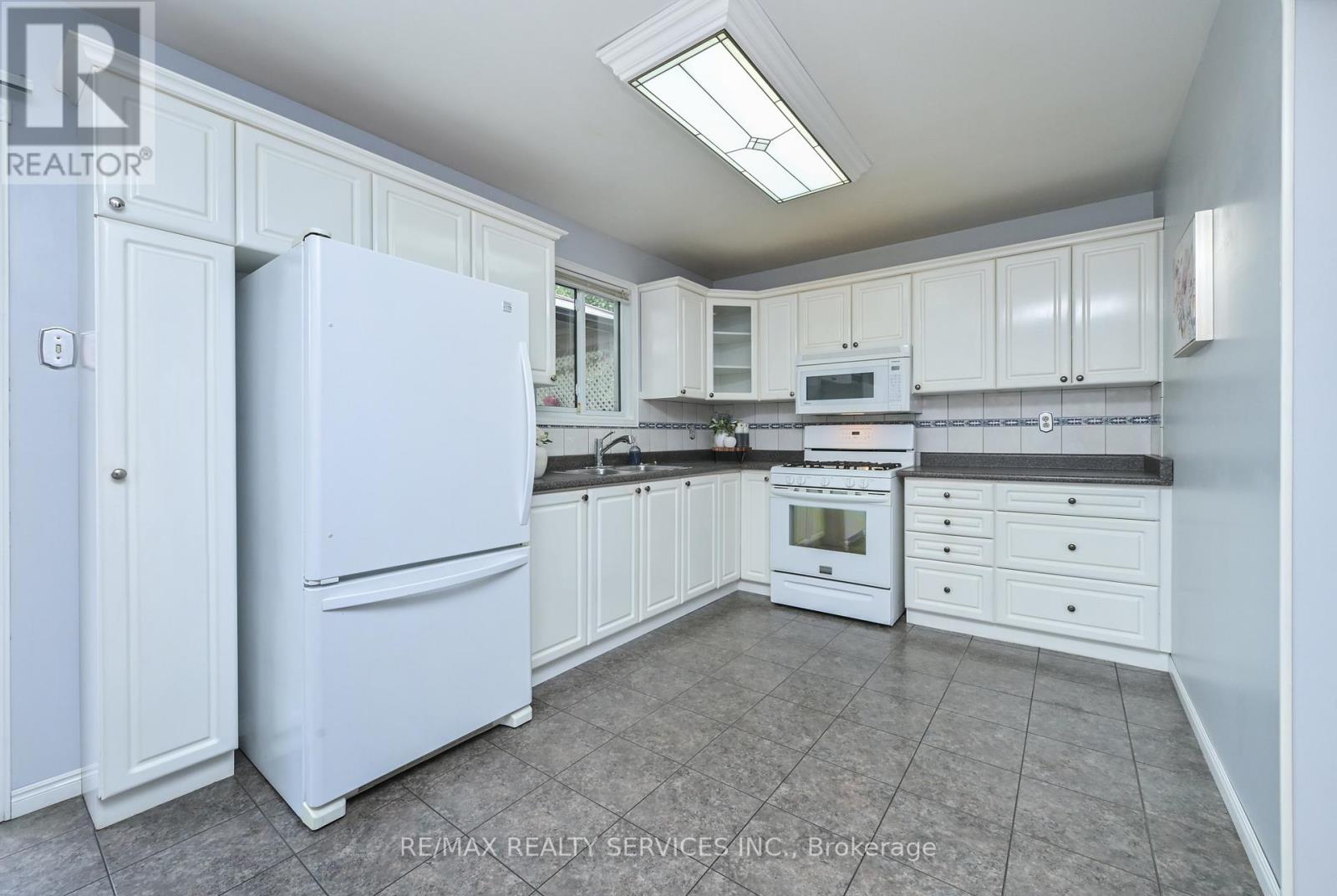 47 Grassington Crescent, Brampton, Ontario  L6S 1Z5 - Photo 4 - W13458706
