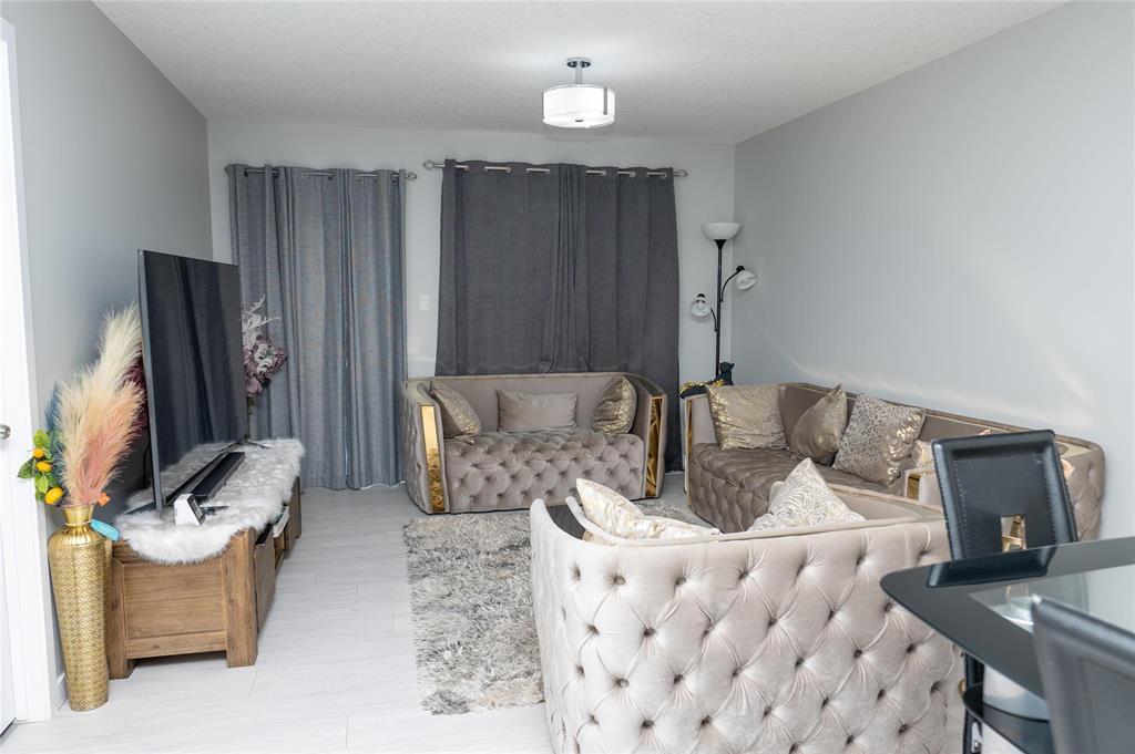 61 Boschman Bay, Brandon, Manitoba  R7B 4K1 - Photo 2 - 202613993