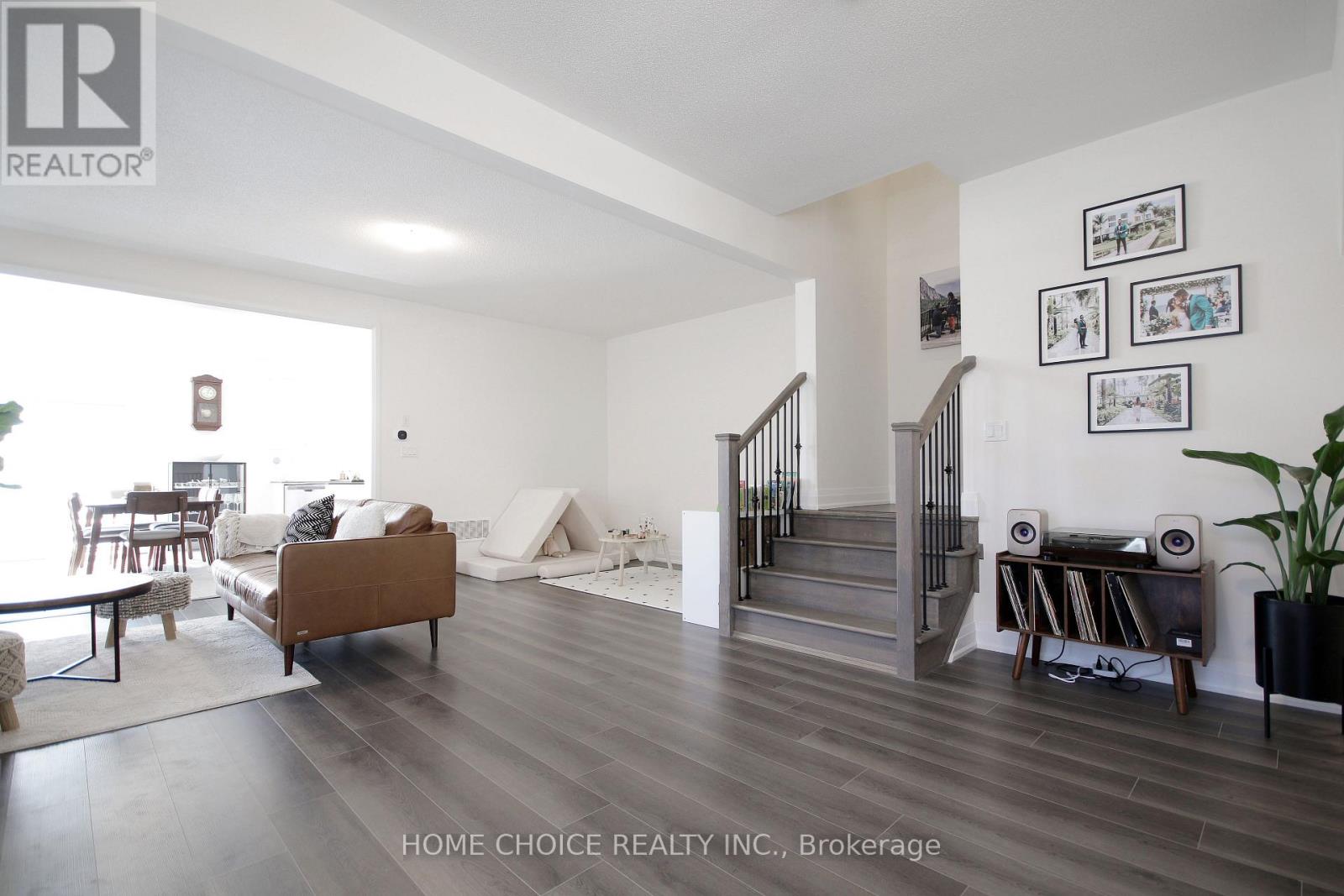 32 Ferragine Crescent, Bradford West Gwillimbury, Ontario  L3Z 2A6 - Photo 4 - N13460454