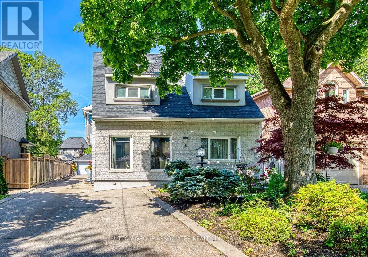 <div class="slider-price">$2,500,000</div><p>18 Martin Grove Road, Toronto, Ontario</p>