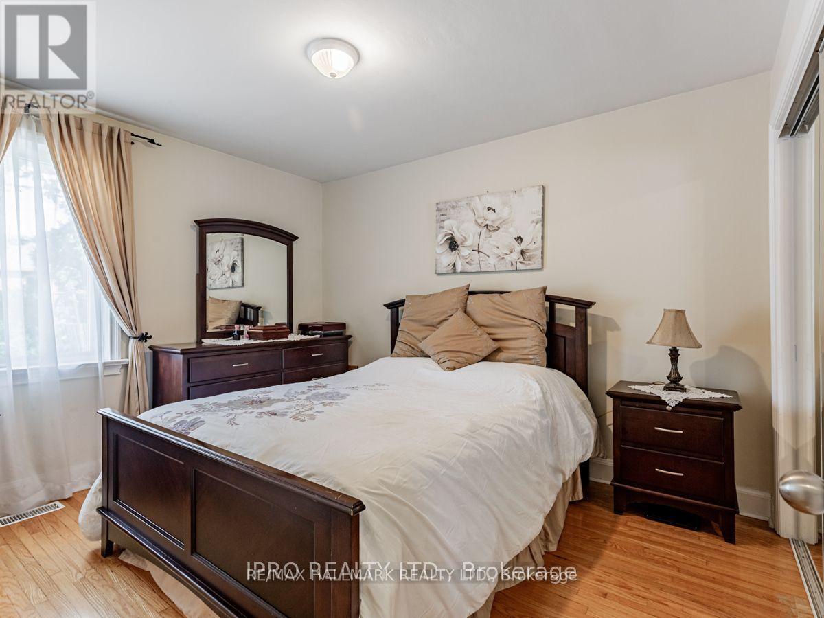 46 Tiago Avenue, Toronto, Ontario  M4B 2A2 - Photo 12 - E13460804