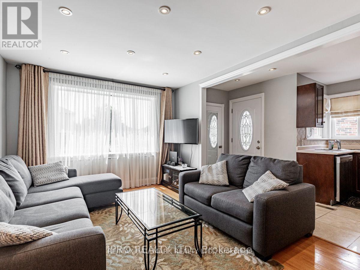 46 Tiago Avenue, Toronto, Ontario  M4B 2A2 - Photo 2 - E13460804