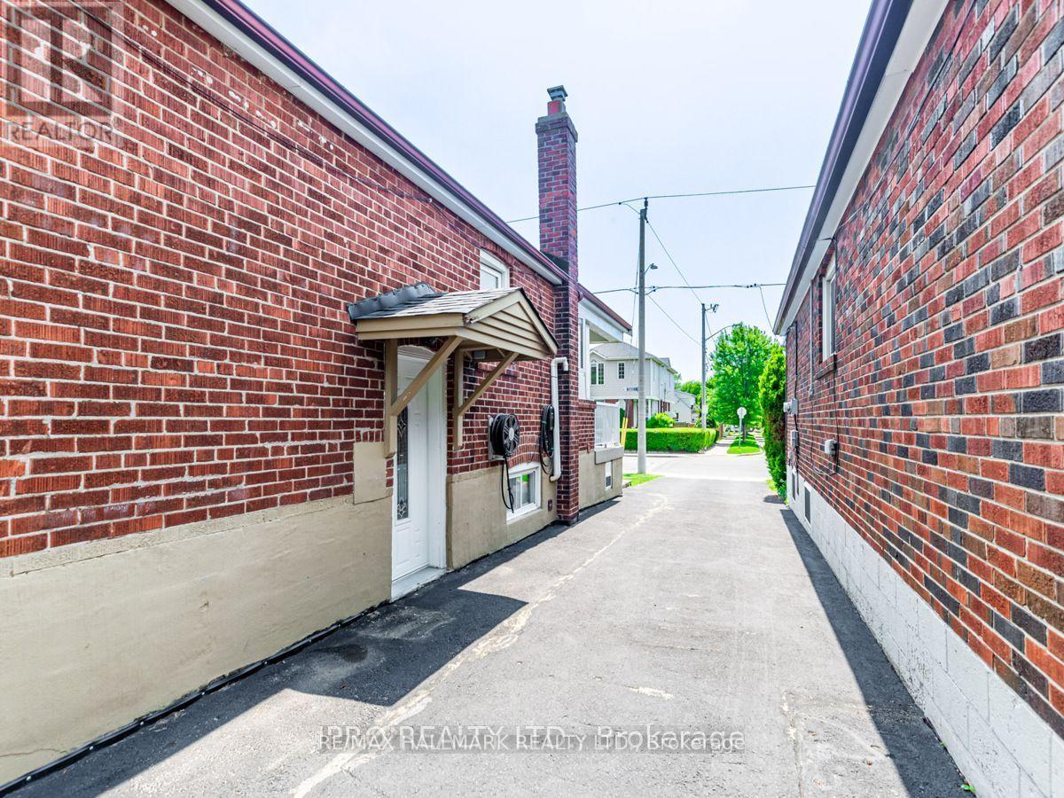 46 Tiago Avenue, Toronto, Ontario  M4B 2A2 - Photo 22 - E13460804