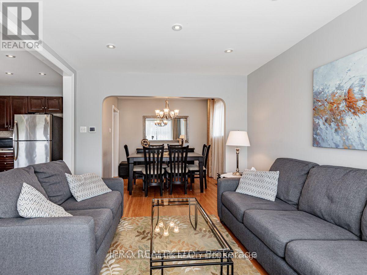 46 Tiago Avenue, Toronto, Ontario  M4B 2A2 - Photo 4 - E13460804