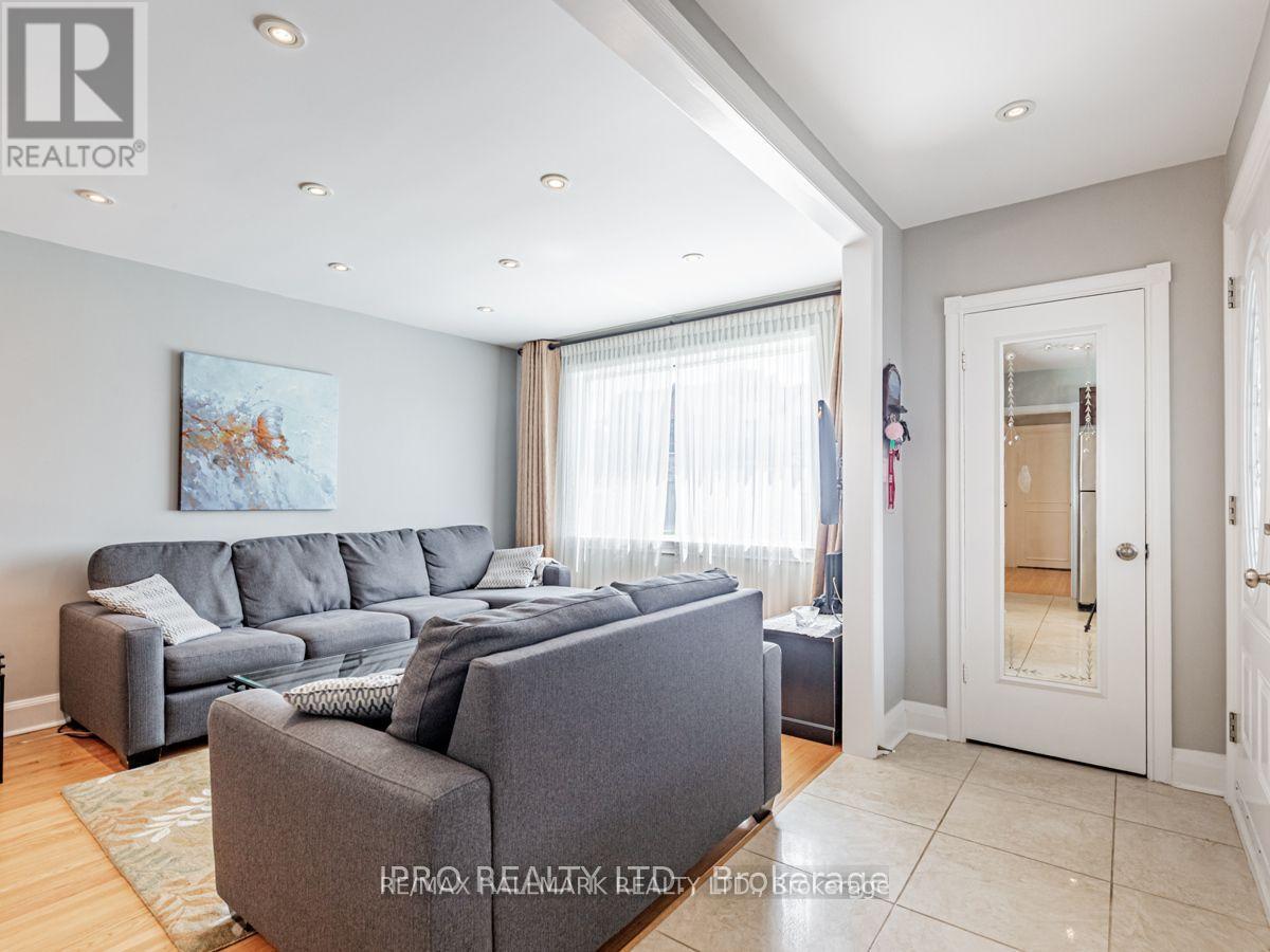 46 Tiago Avenue, Toronto, Ontario  M4B 2A2 - Photo 5 - E13460804