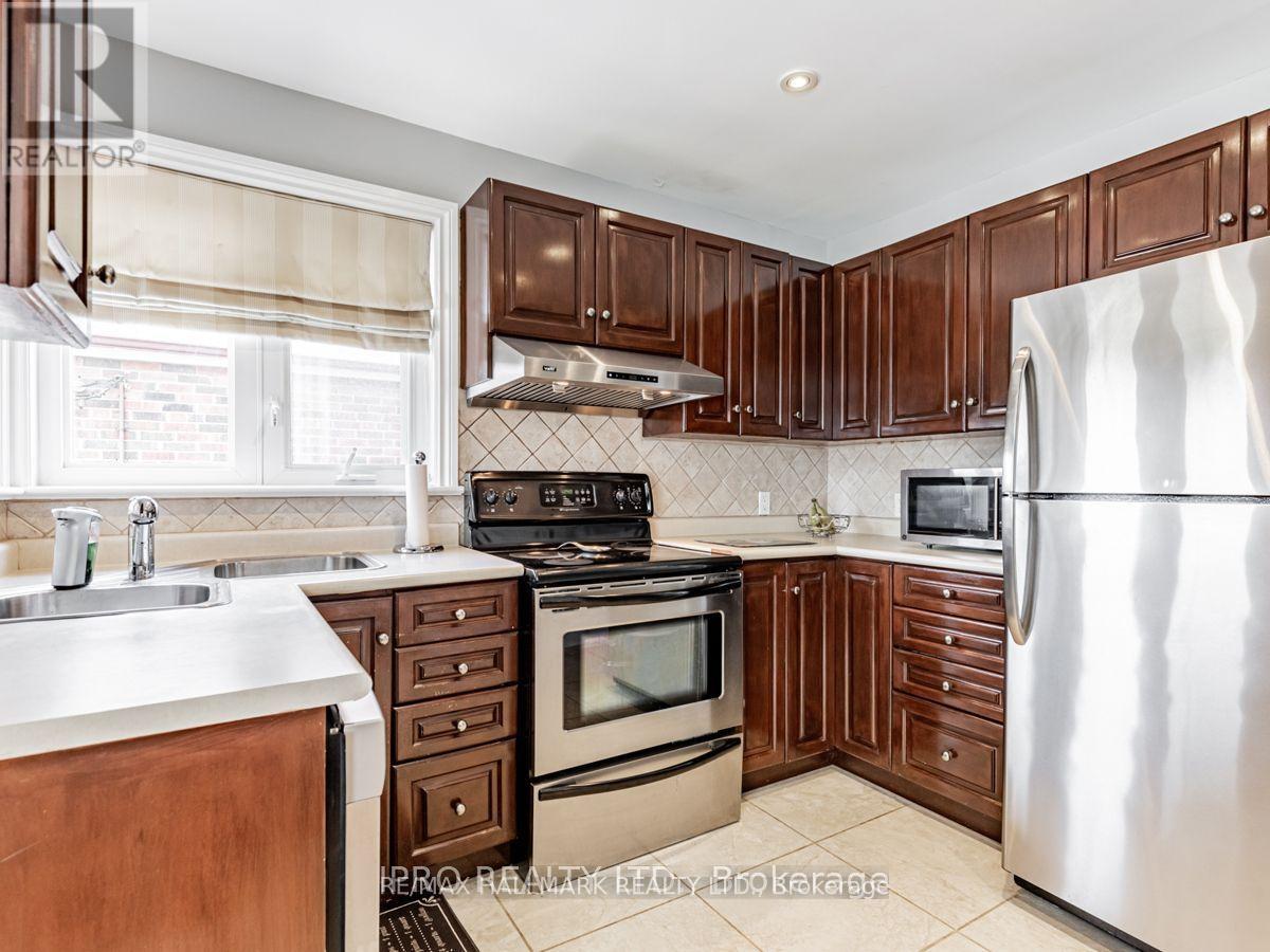46 Tiago Avenue, Toronto, Ontario  M4B 2A2 - Photo 7 - E13460804