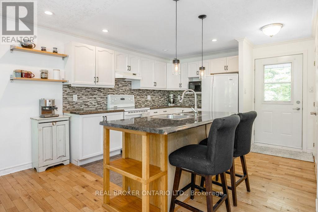 63 Huronwoods Drive, Oro-Medonte, Ontario  L0K 1E0 - Photo 18 - S13414178