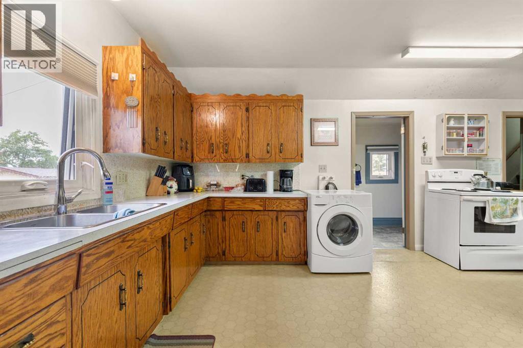 317 3 Street W, Bow Island, Alberta  T0K 0G0 - Photo 9 - A2318047