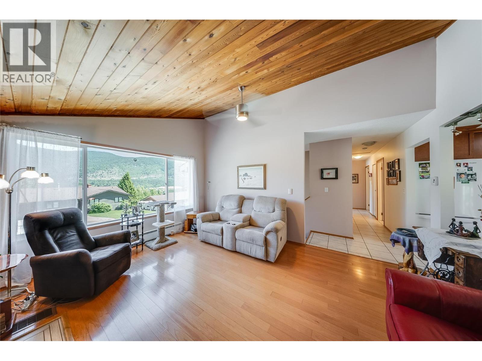 3404 Southridge Drive, Castlegar, British Columbia  V1N 4A7 - Photo 9 - 10391389
