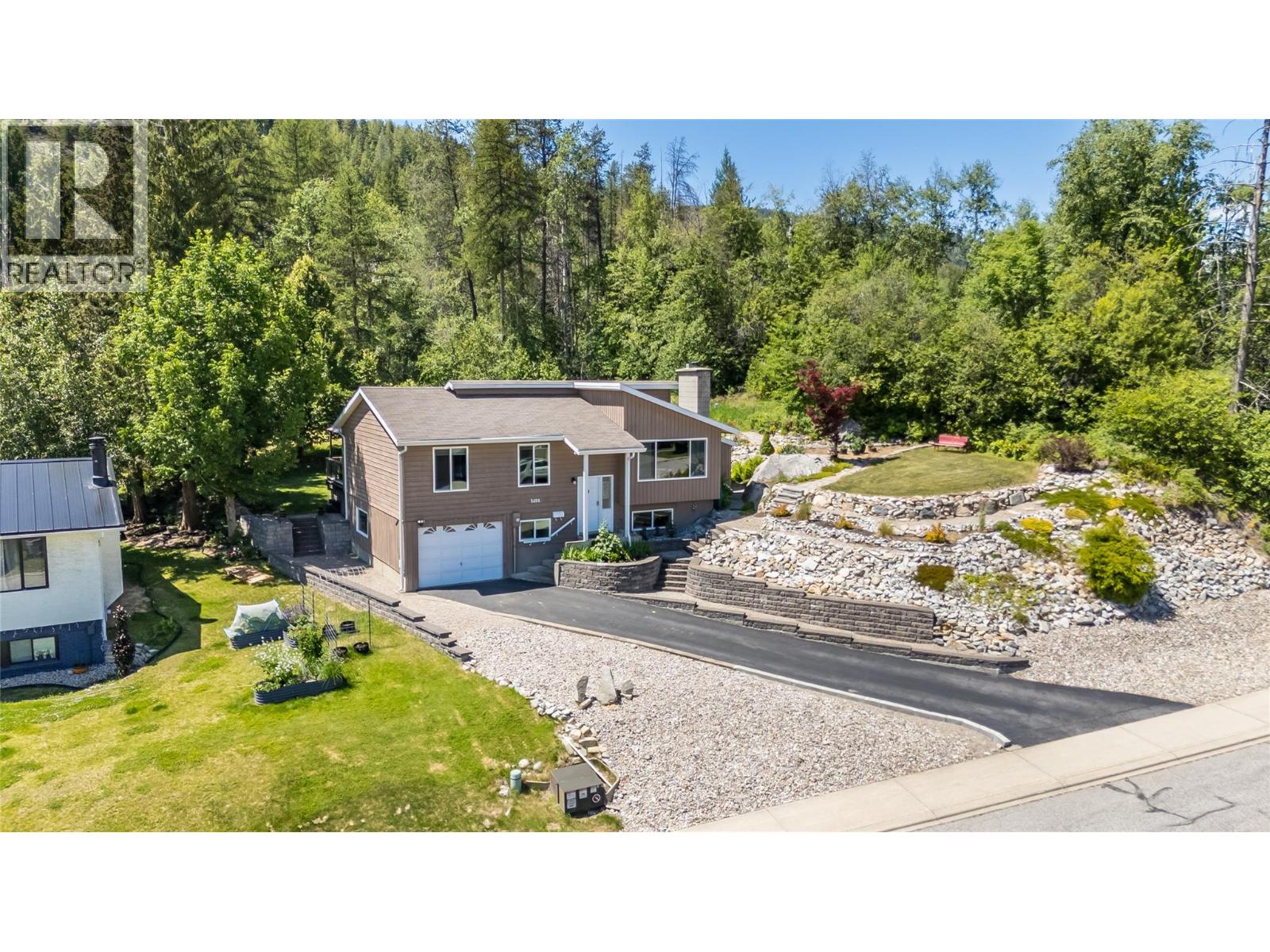 3404 Southridge Drive, Castlegar, British Columbia  V1N 4A7 - Photo 2 - 10391389