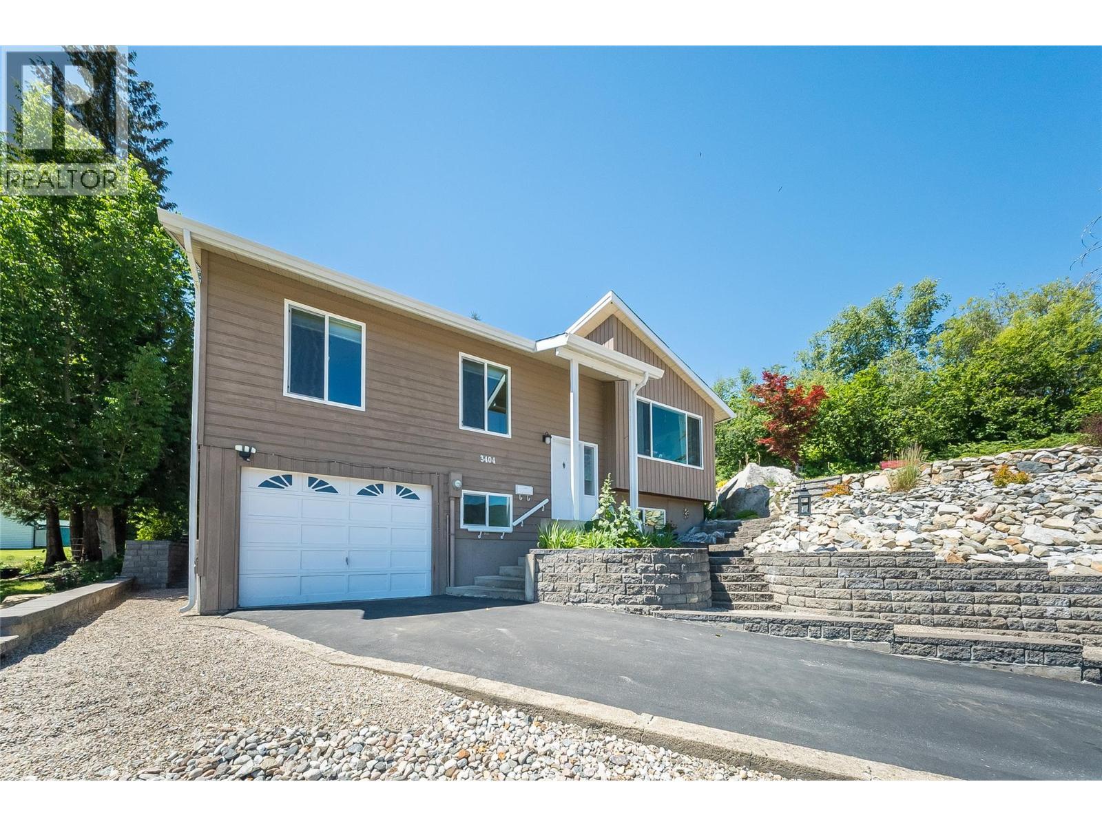3404 Southridge Drive, Castlegar, British Columbia  V1N 4A7 - Photo 1 - 10391389