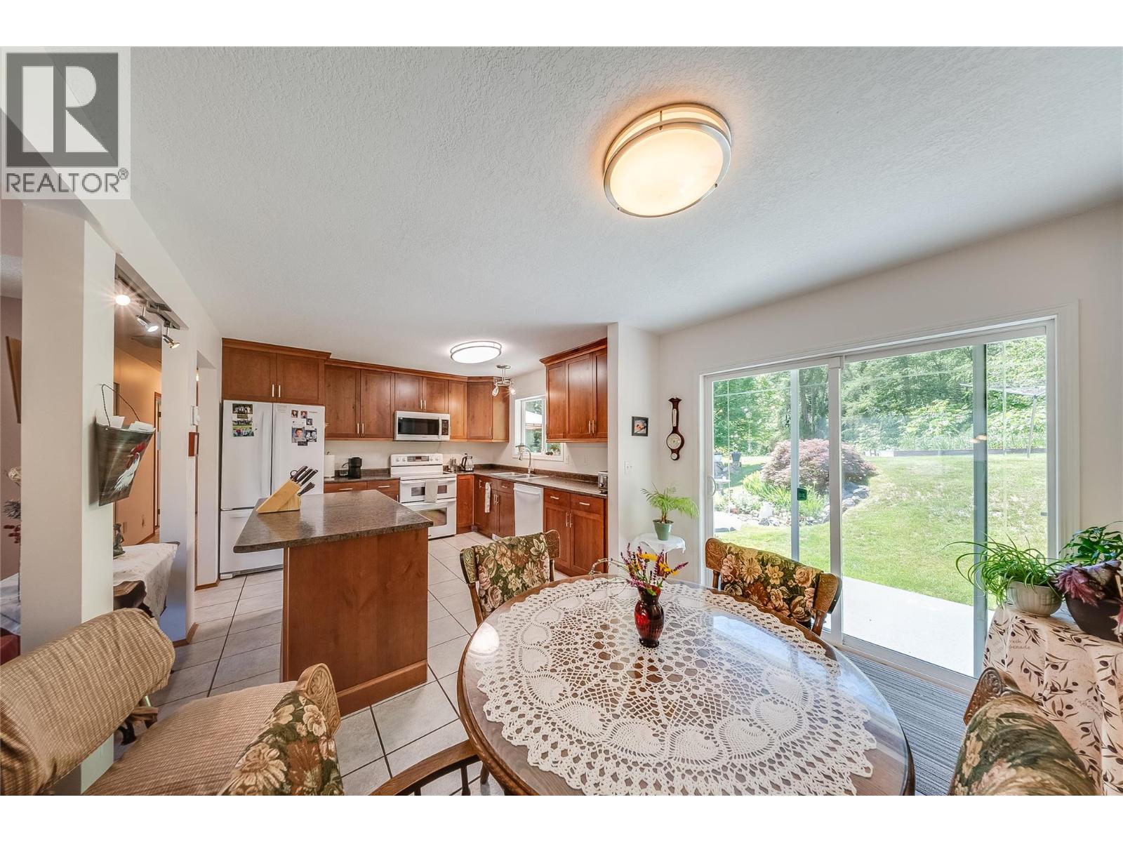 3404 Southridge Drive, Castlegar, British Columbia  V1N 4A7 - Photo 17 - 10391389