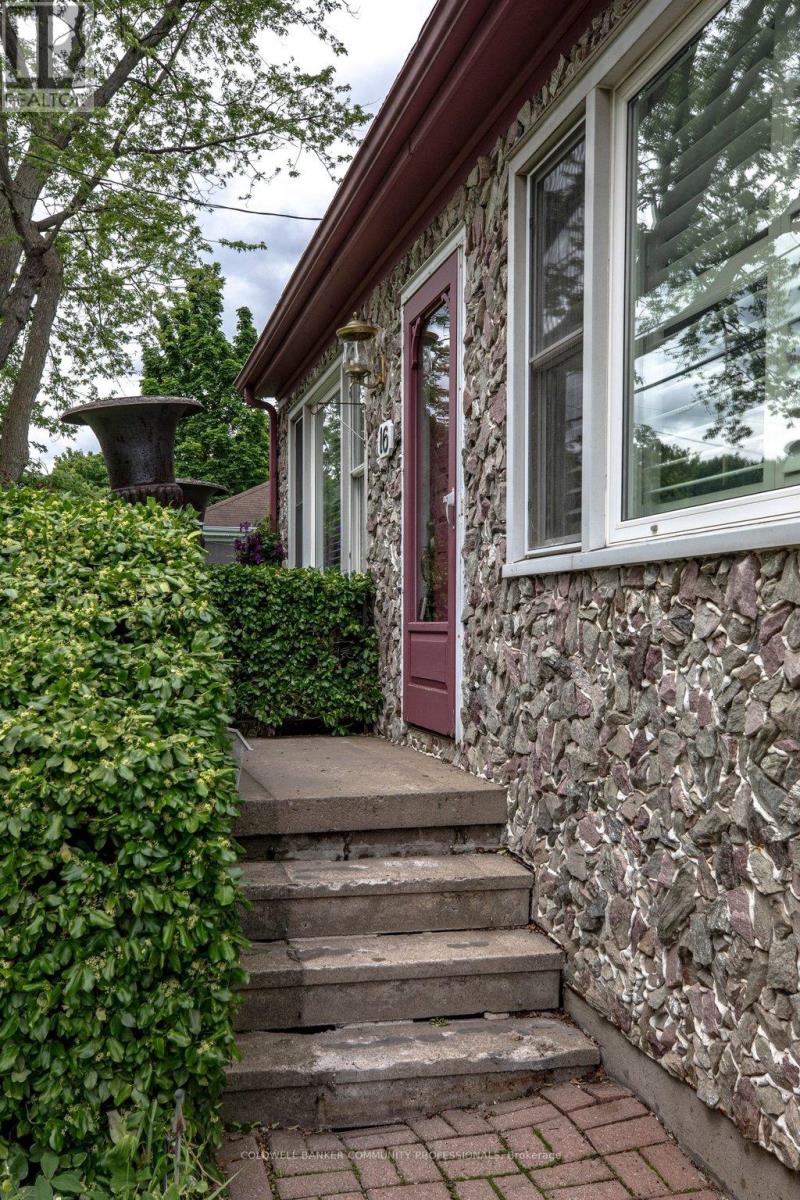 16 Sussex Street, Hamilton, Ontario  L8S 2E1 - Photo 3 - X13460966