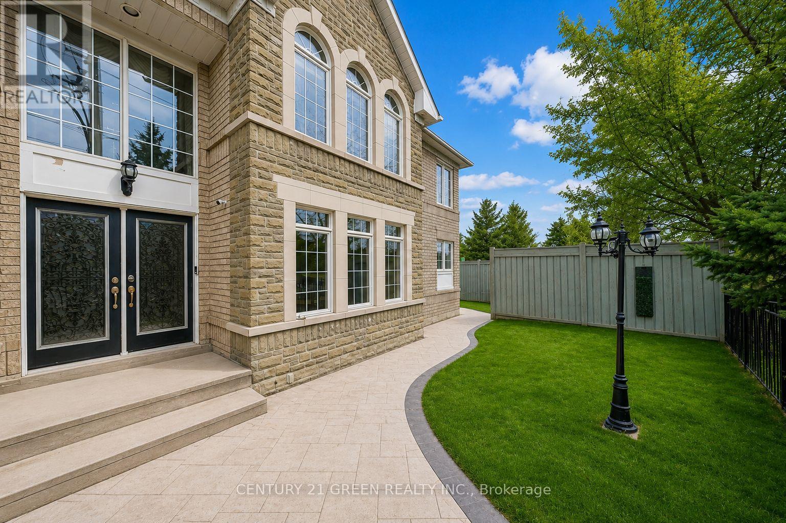 1031 Blueheron Boulevard, Mississauga, Ontario  L5V 2J8 - Photo 4 - W13458146