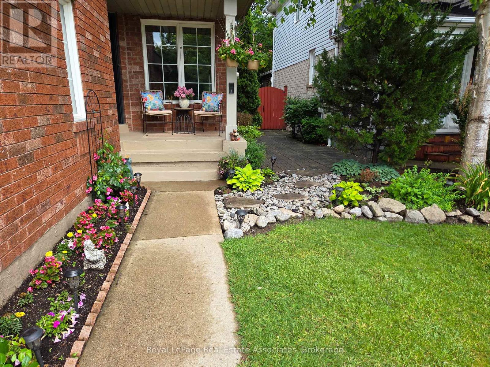 34 STANDISH STREET, Halton Hills, Ontario