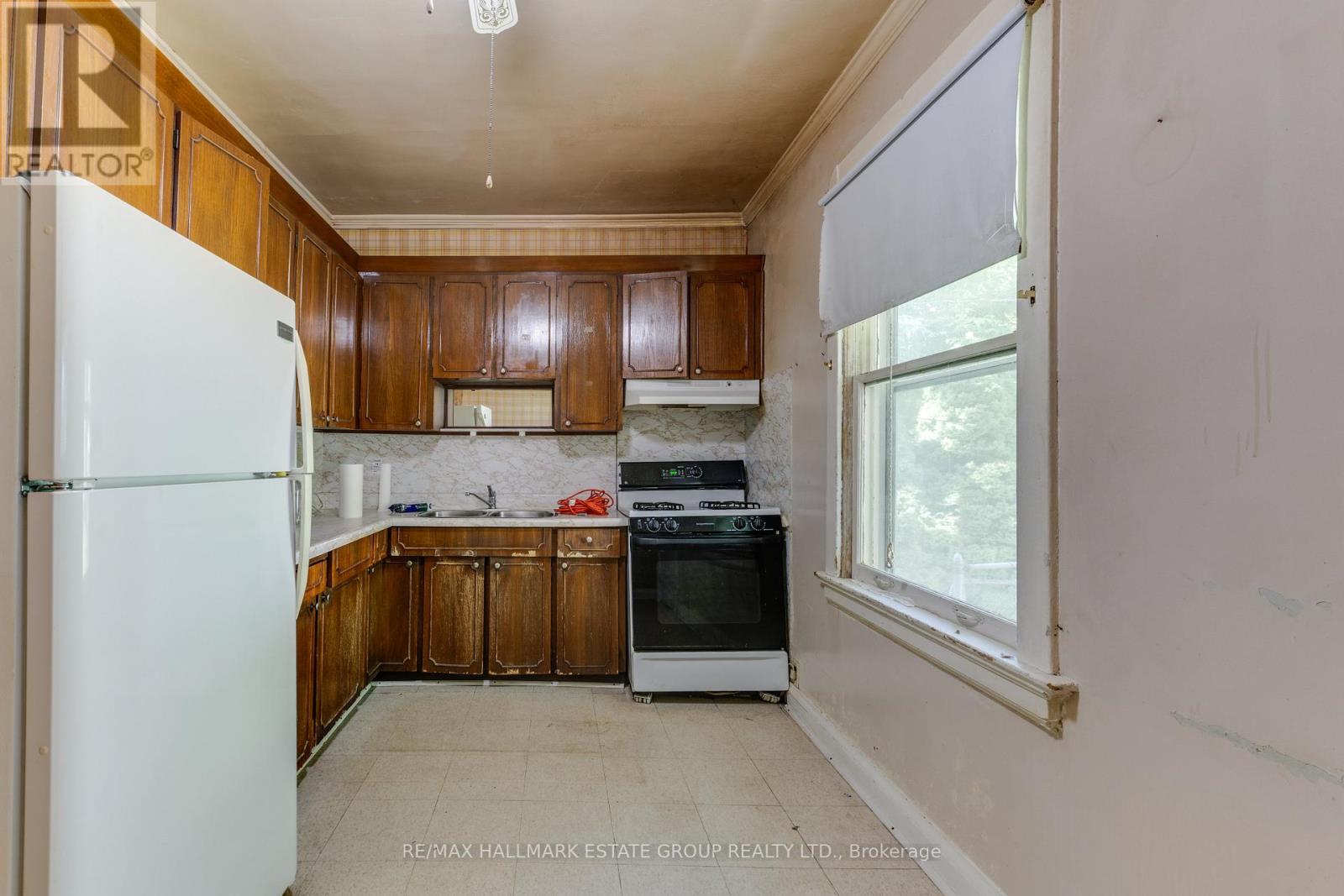 160 Coxwell Avenue, Toronto, Ontario  M4L 3B2 - Photo 18 - E13461146