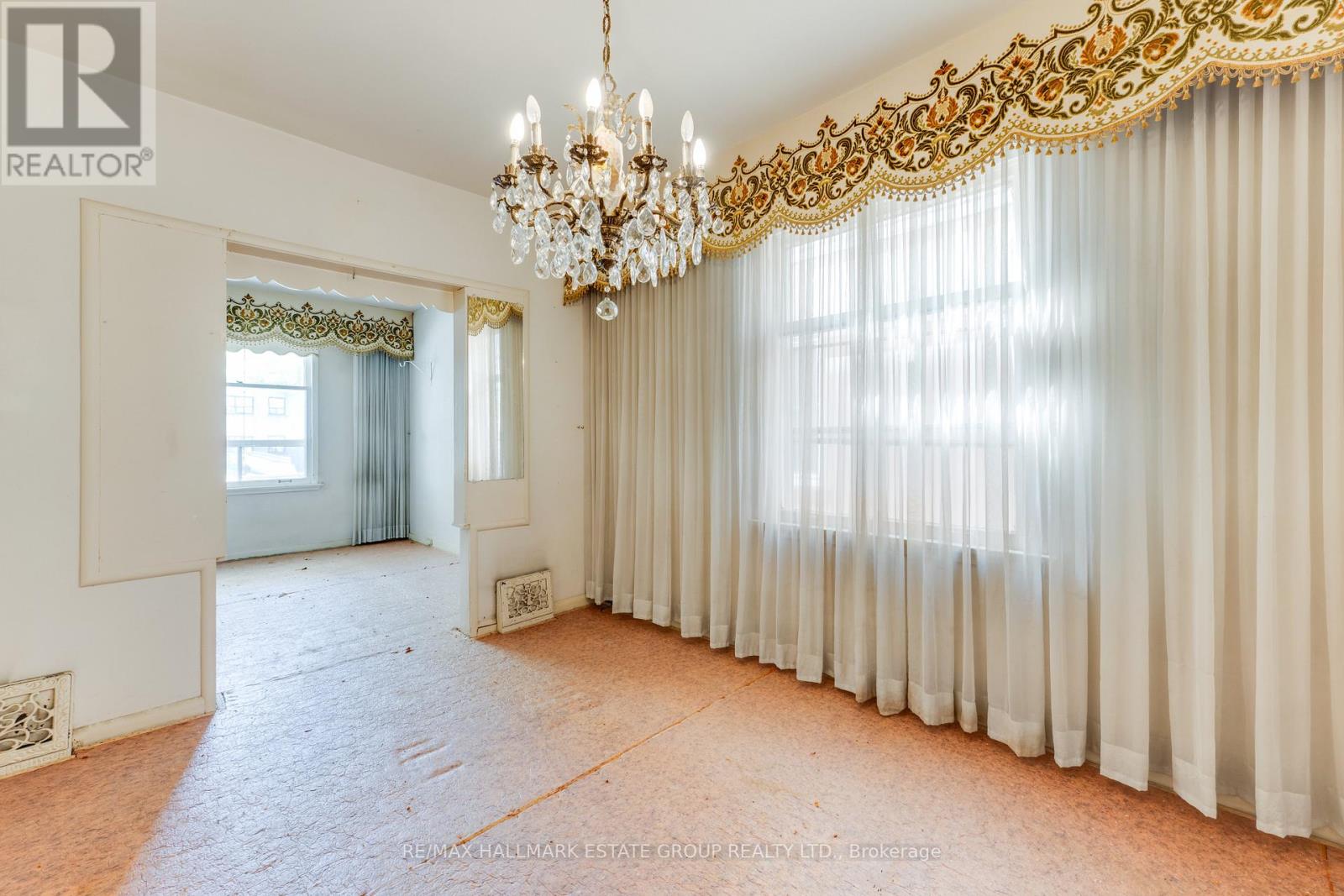 160 Coxwell Avenue, Toronto, Ontario  M4L 3B2 - Photo 9 - E13461146