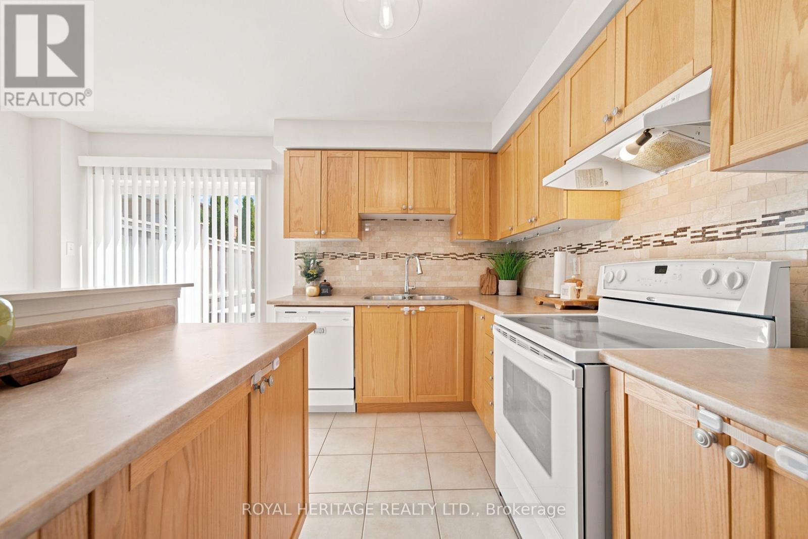 39 Neill Avenue, Whitby, Ontario  L1R 3N4 - Photo 4 - E13461386