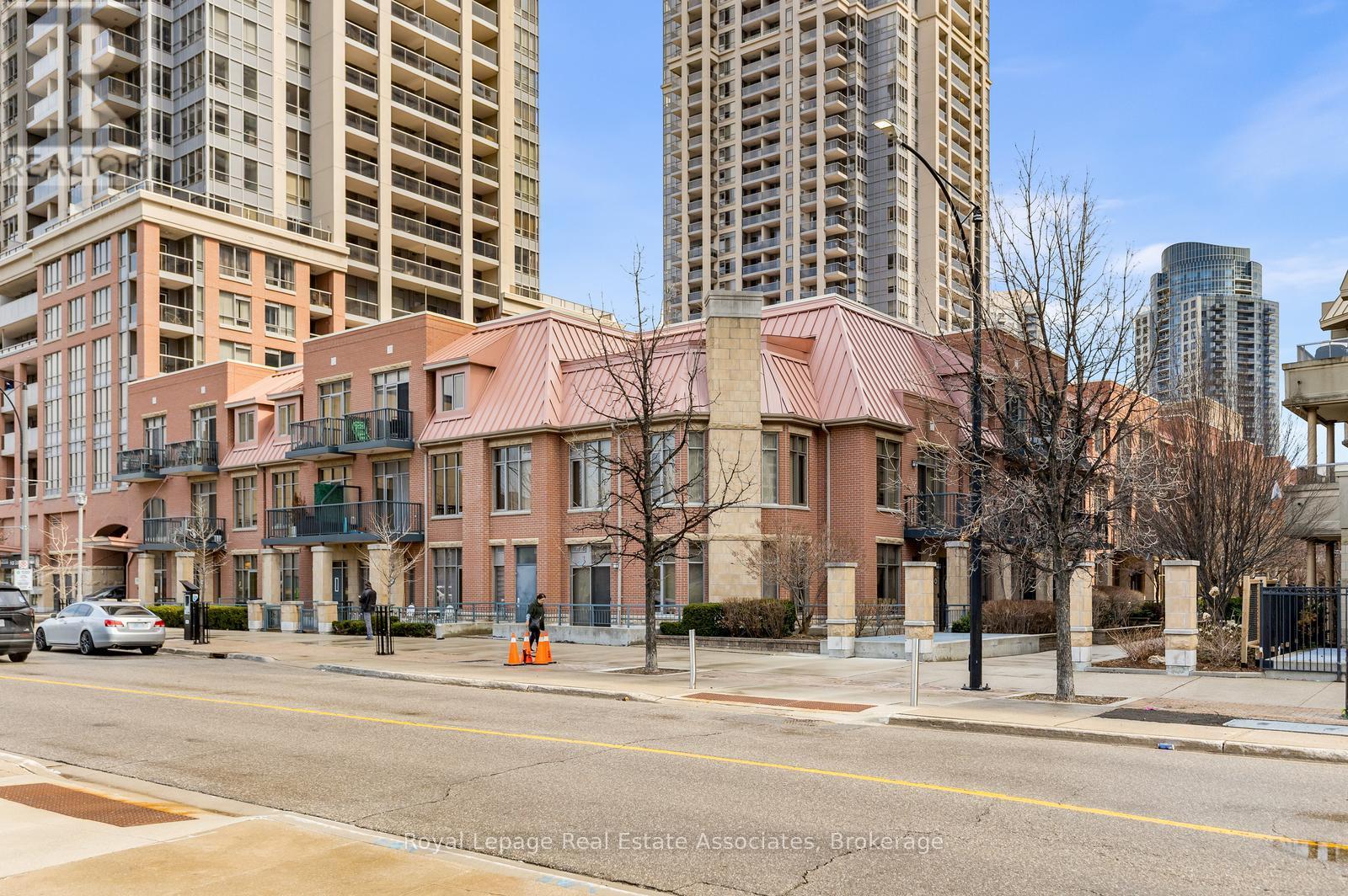 319 - 330 Princess Royal Drive, Mississauga, Ontario  L5B 4P7 - Photo 3 - W12982960