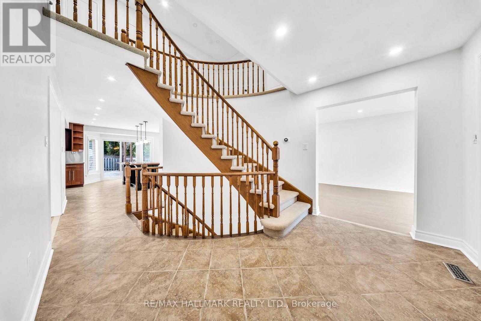 29 Petch Crescent, Aurora, Ontario  L4G 5P4 - Photo 3 - N13461170