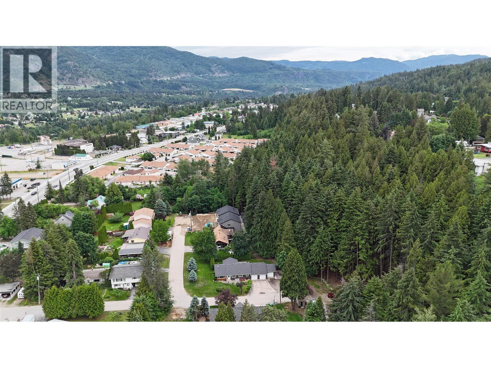 800 21st Street, Castlegar, British Columbia  V1N 2N3 - Photo 2 - 10391880