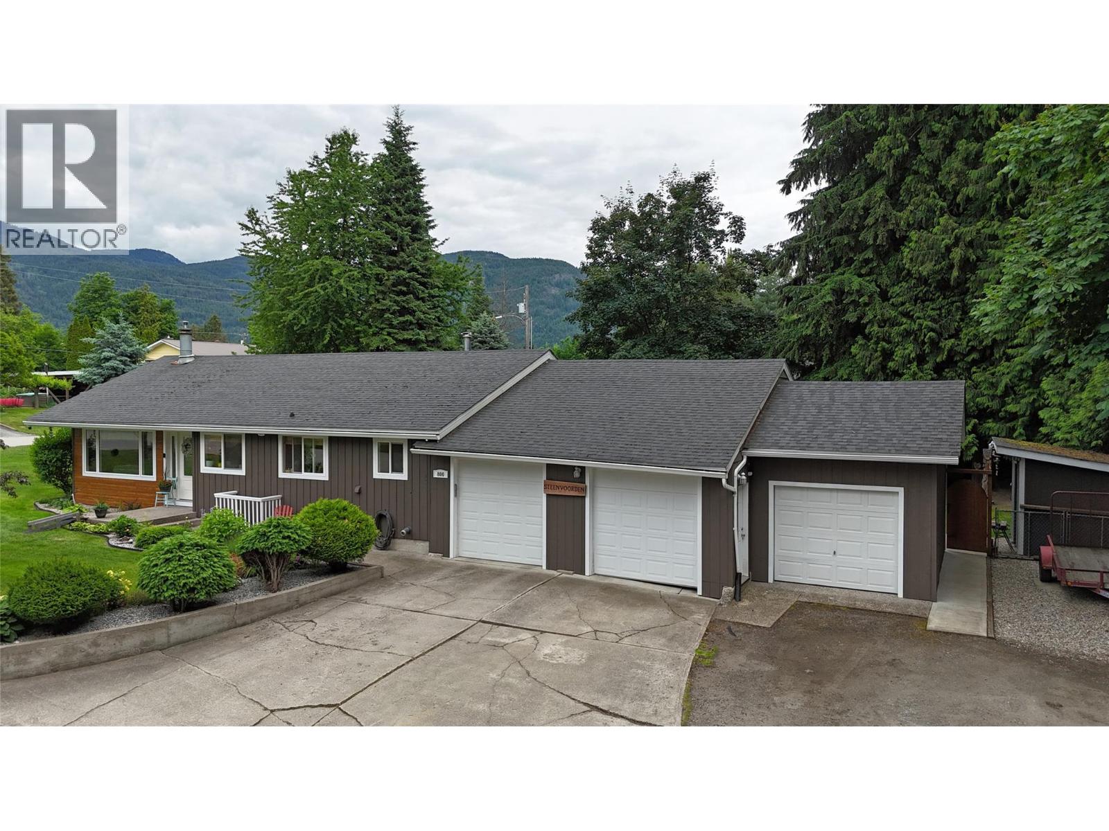 800 21st Street, Castlegar, British Columbia  V1N 2N3 - Photo 3 - 10391880