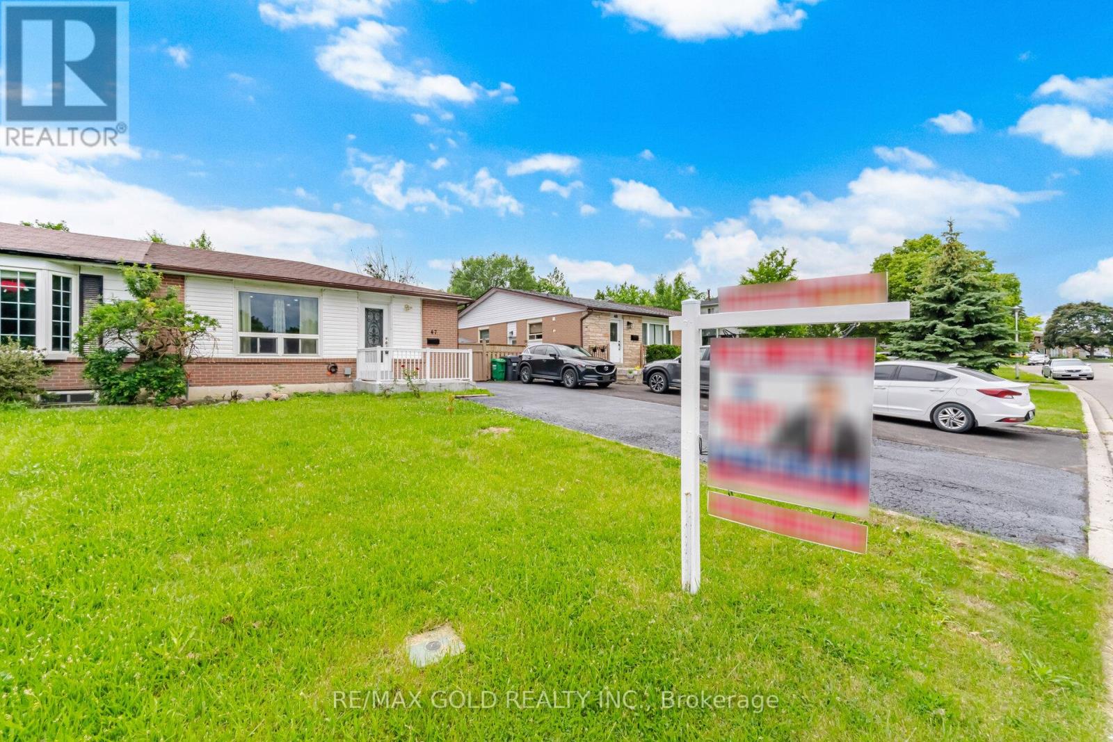 47 Fallingdale Crescent, Brampton, Ontario  L6T 3J5 - Photo 2 - W13461020