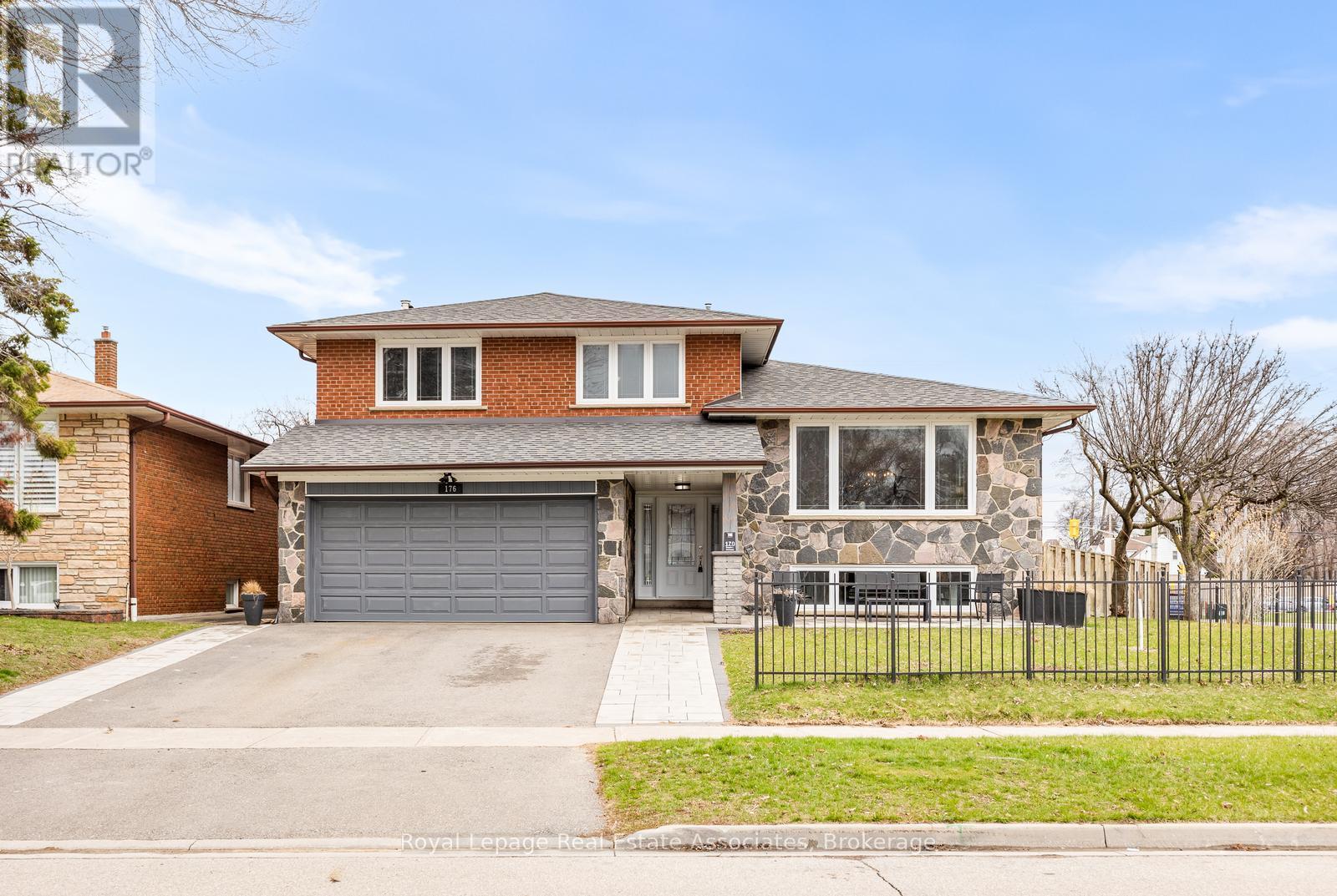 176 Daphne Avenue, Mississauga, Ontario  L5A 1M6 - Photo 2 - W13005340