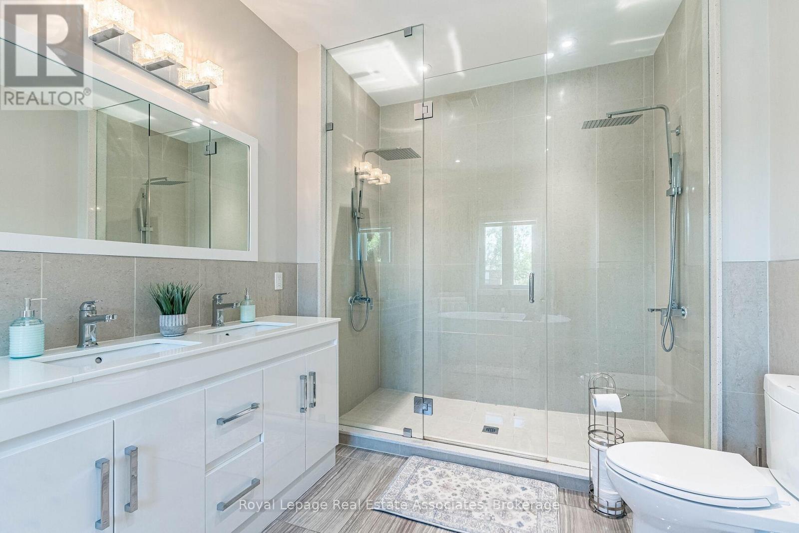 1071 Westmount Avenue, Mississauga, Ontario  L5E 1X5 - Photo 24 - W13449988