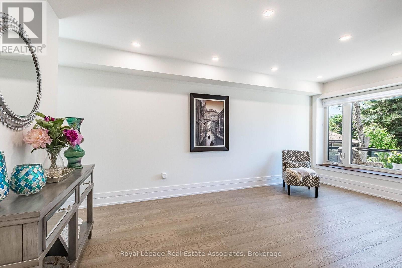 1071 Westmount Avenue, Mississauga, Ontario  L5E 1X5 - Photo 5 - W13449988