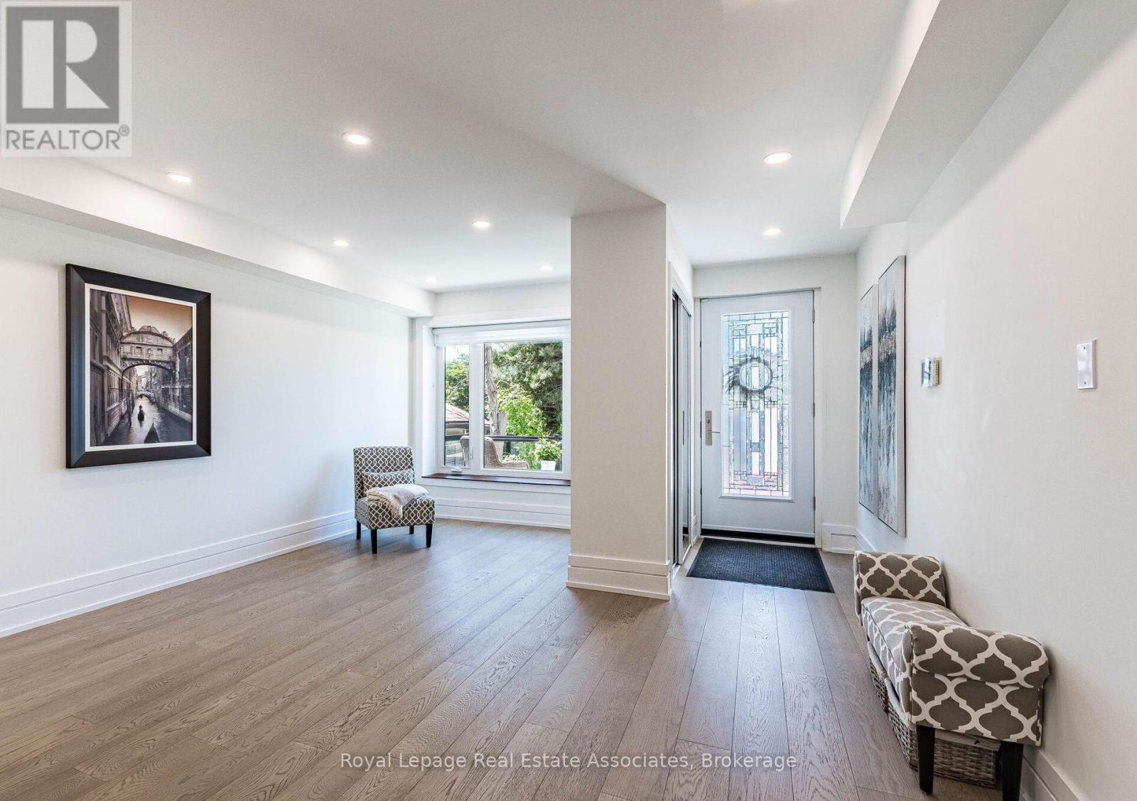 1071 Westmount Avenue, Mississauga, Ontario  L5E 1X5 - Photo 4 - W13449988