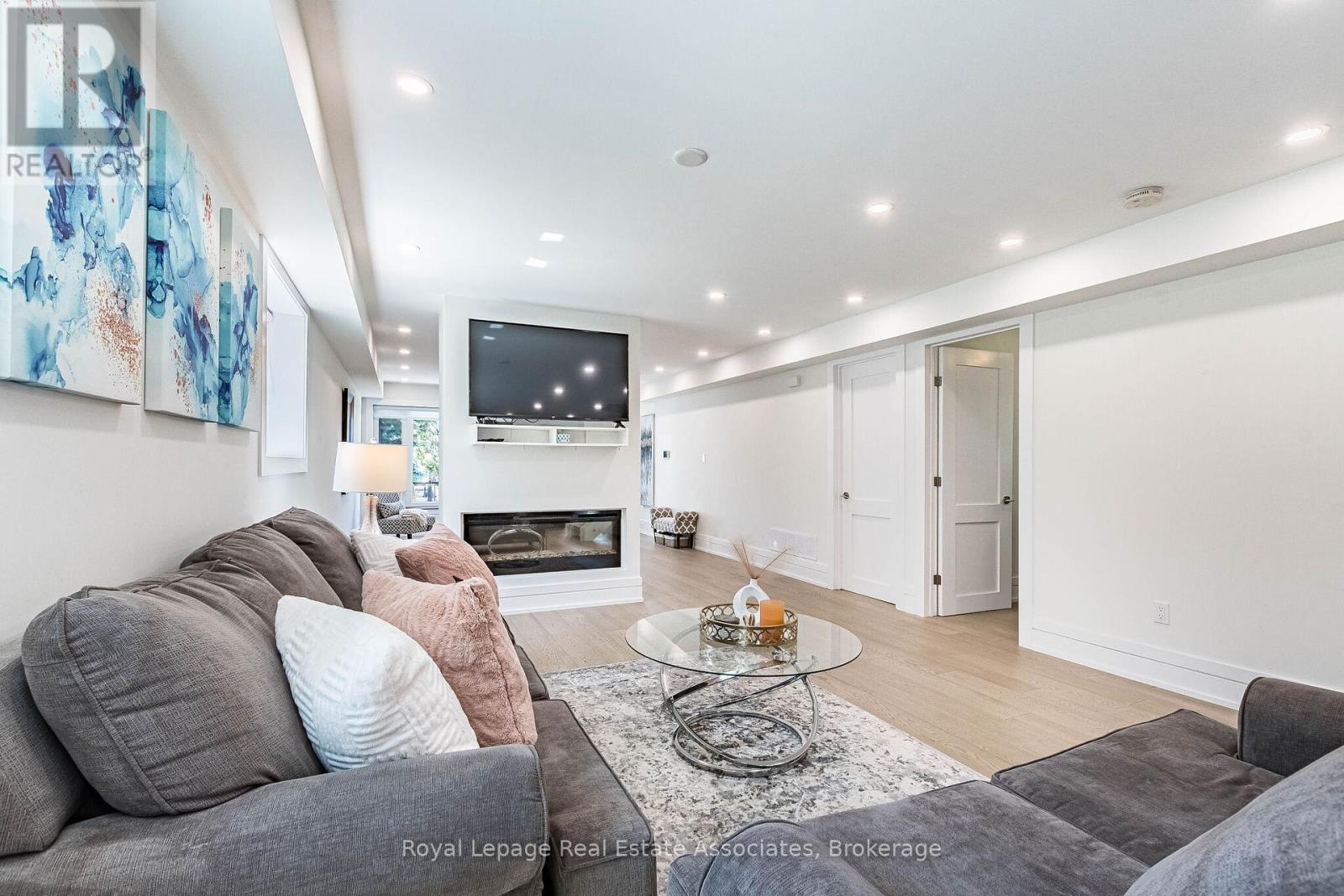 1071 Westmount Avenue, Mississauga, Ontario  L5E 1X5 - Photo 8 - W13449988