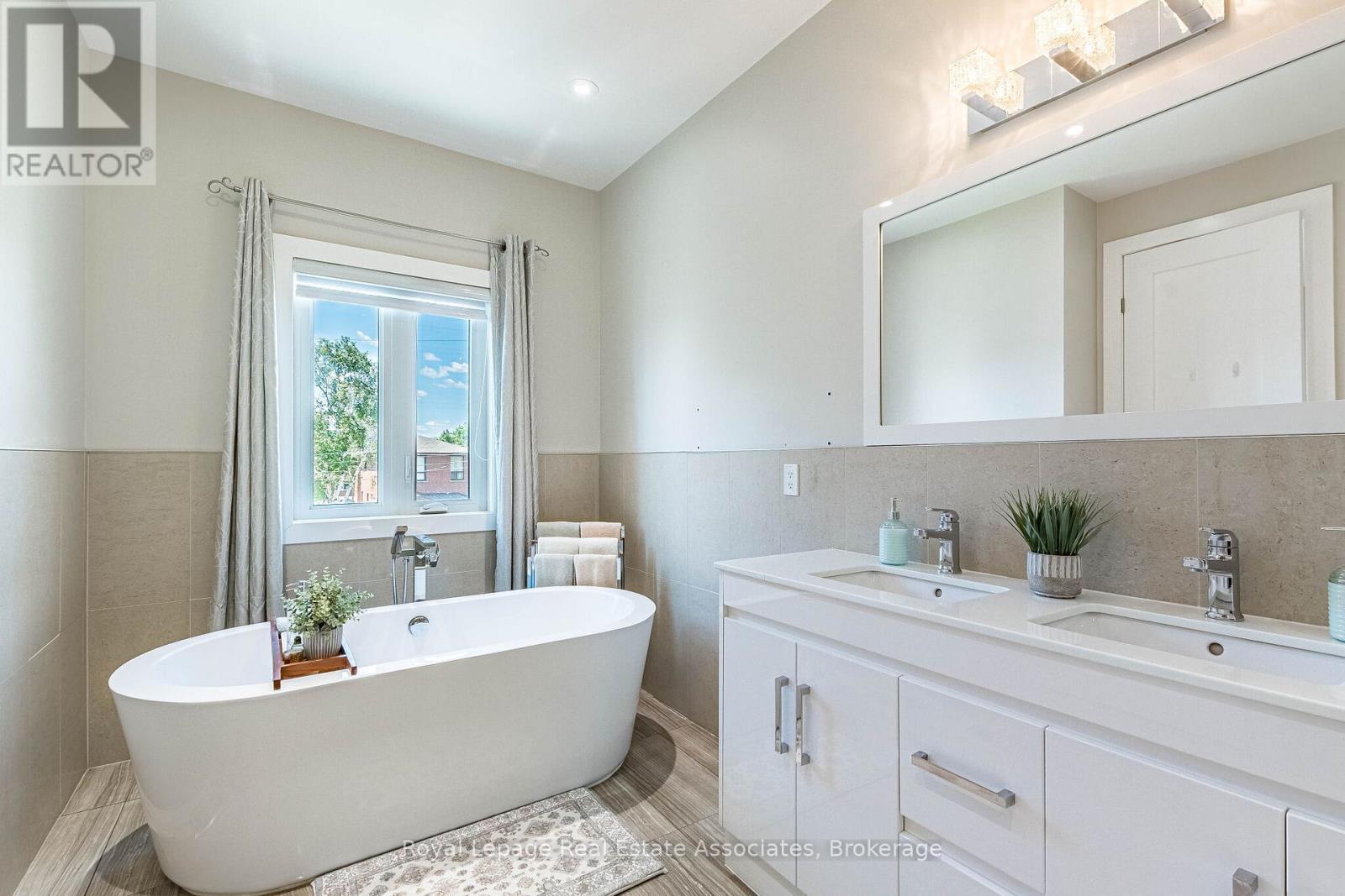 1071 Westmount Avenue, Mississauga, Ontario  L5E 1X5 - Photo 23 - W13449988
