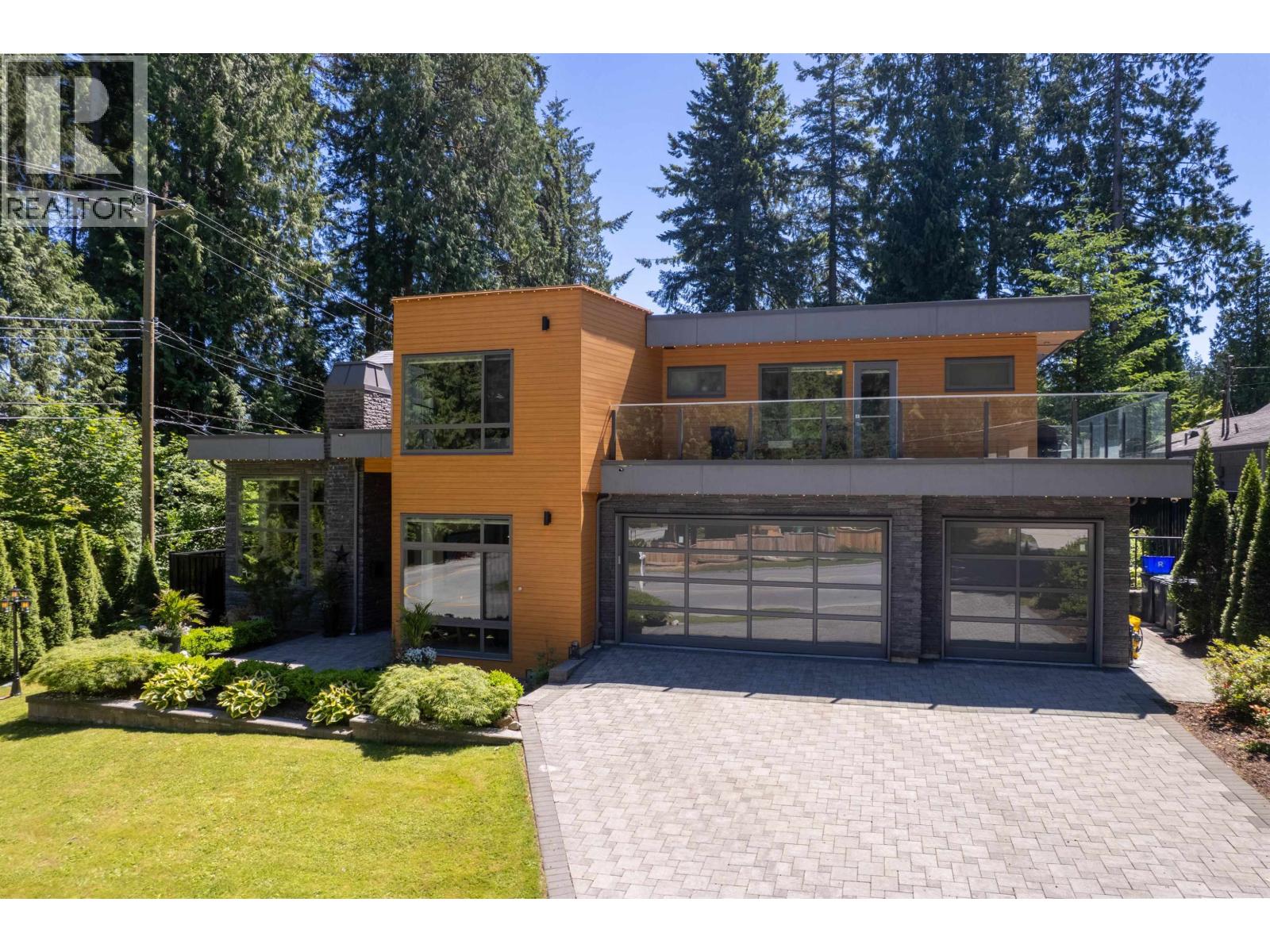 693 E Osborne Road, North Vancouver, British Columbia  V7N 1M8 - Photo 2 - R3136468