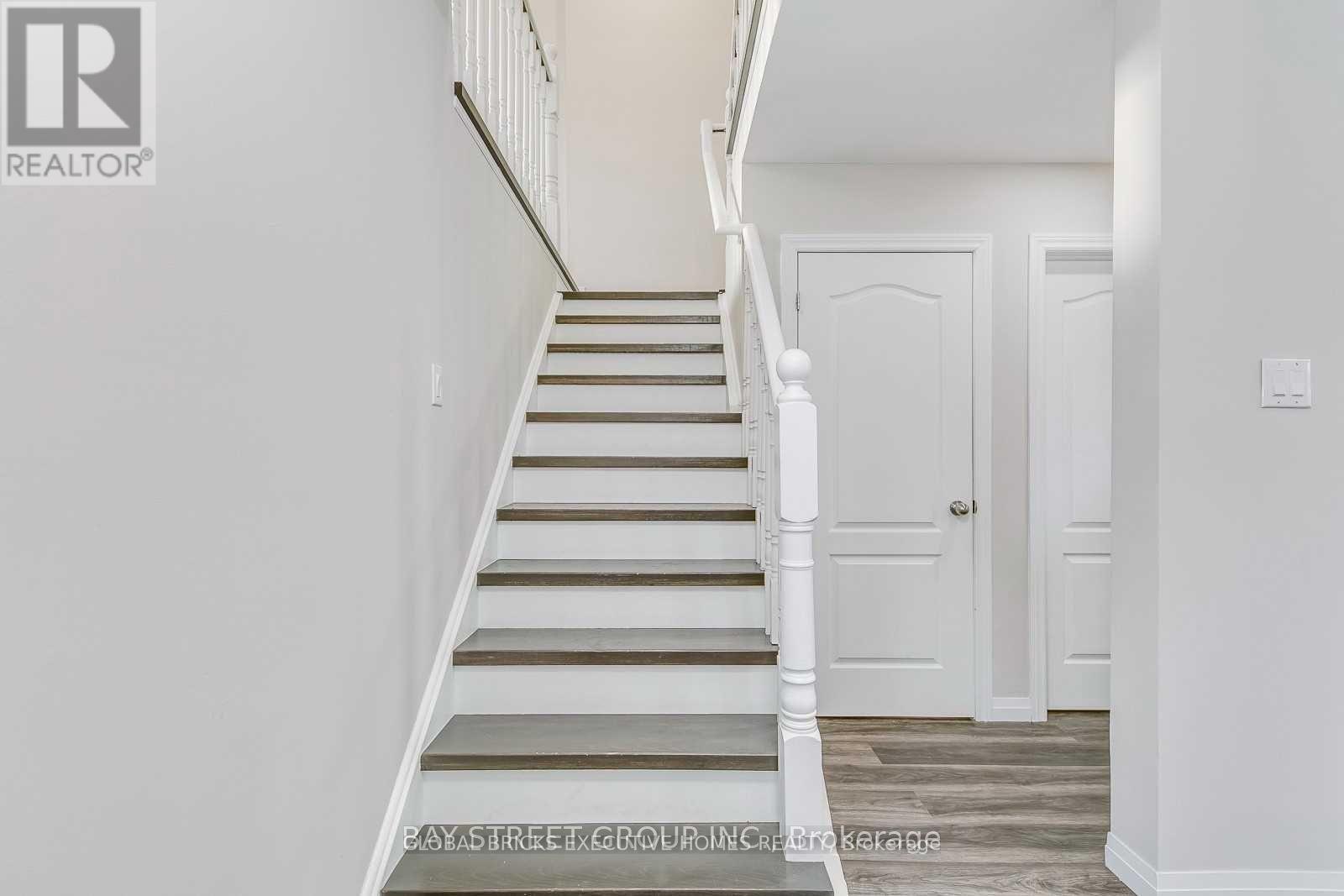 Upper - 5045 Rundle Court, Mississauga, Ontario  L5M 4A4 - Photo 12 - W13461210