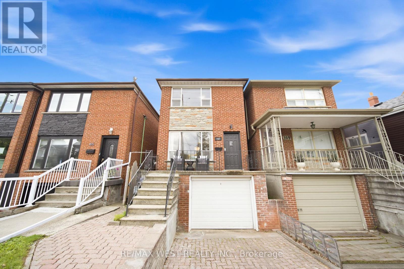 <div class="slider-price">$1,049,000</div><p>167 Tyrrel Avenue, Toronto, Ontario</p>