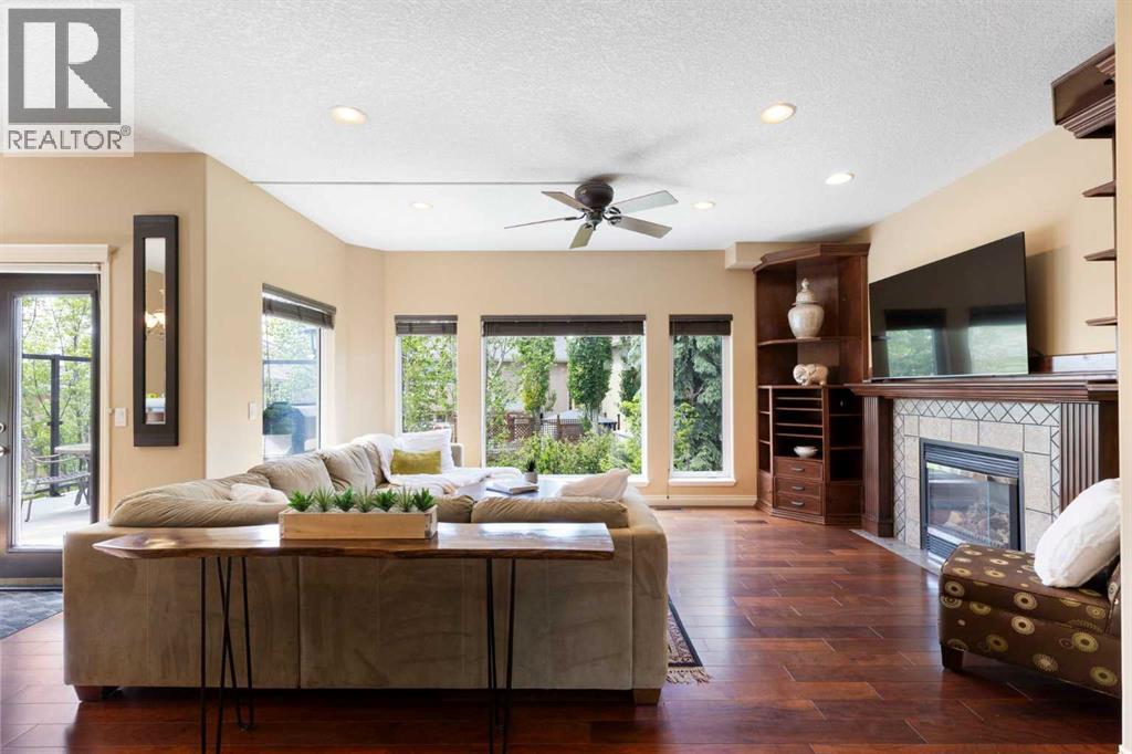 410 Royal Crest Bay NW, Calgary, Alberta  T3G 4M8 - Photo 4 - A2318303