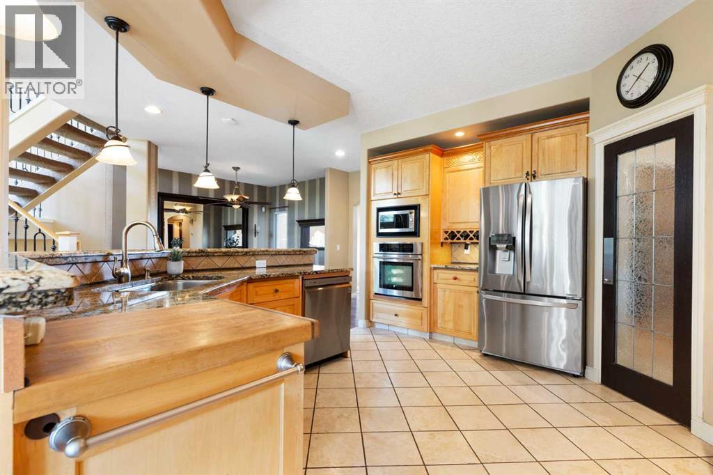 410 Royal Crest Bay NW, Calgary, Alberta  T3G 4M8 - Photo 8 - A2318303
