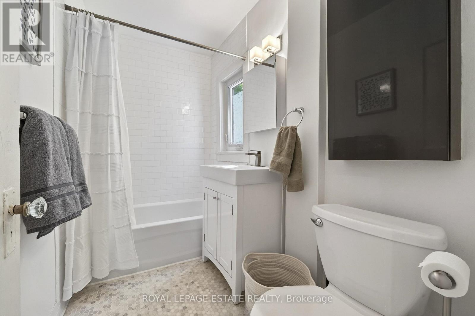 44 Bastedo Avenue, Toronto, Ontario  M4C 3M9 - Photo 19 - E13462022