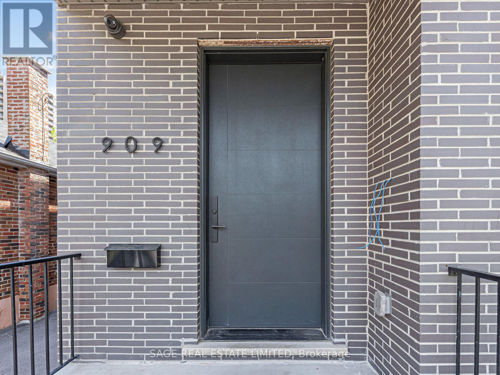 1 - 909 Castlefield Avenue, Toronto, Ontario  M6B 1C9 - Photo 5 - W13233956