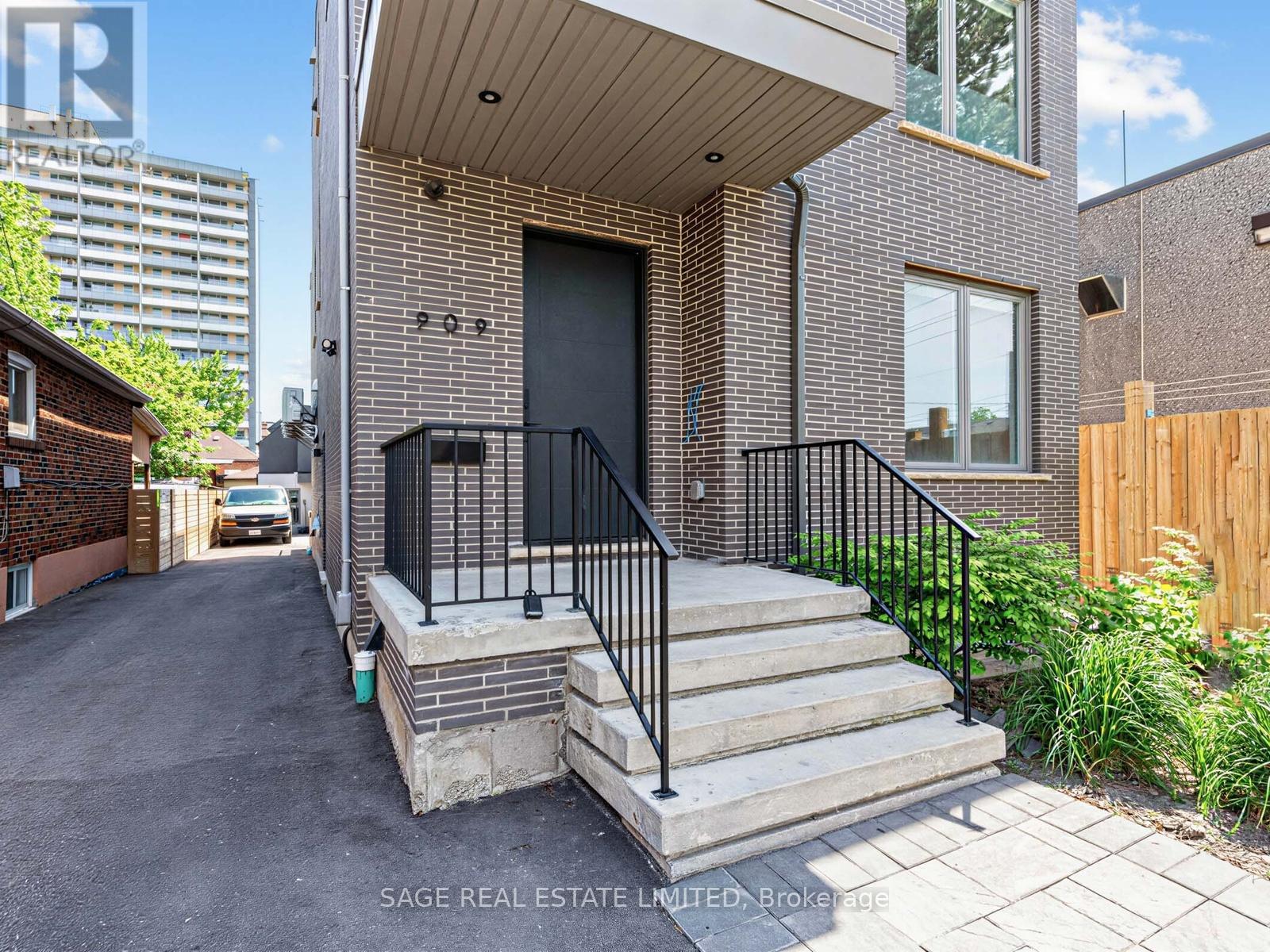 1 - 909 Castlefield Avenue, Toronto, Ontario  M6B 1C9 - Photo 4 - W13233956
