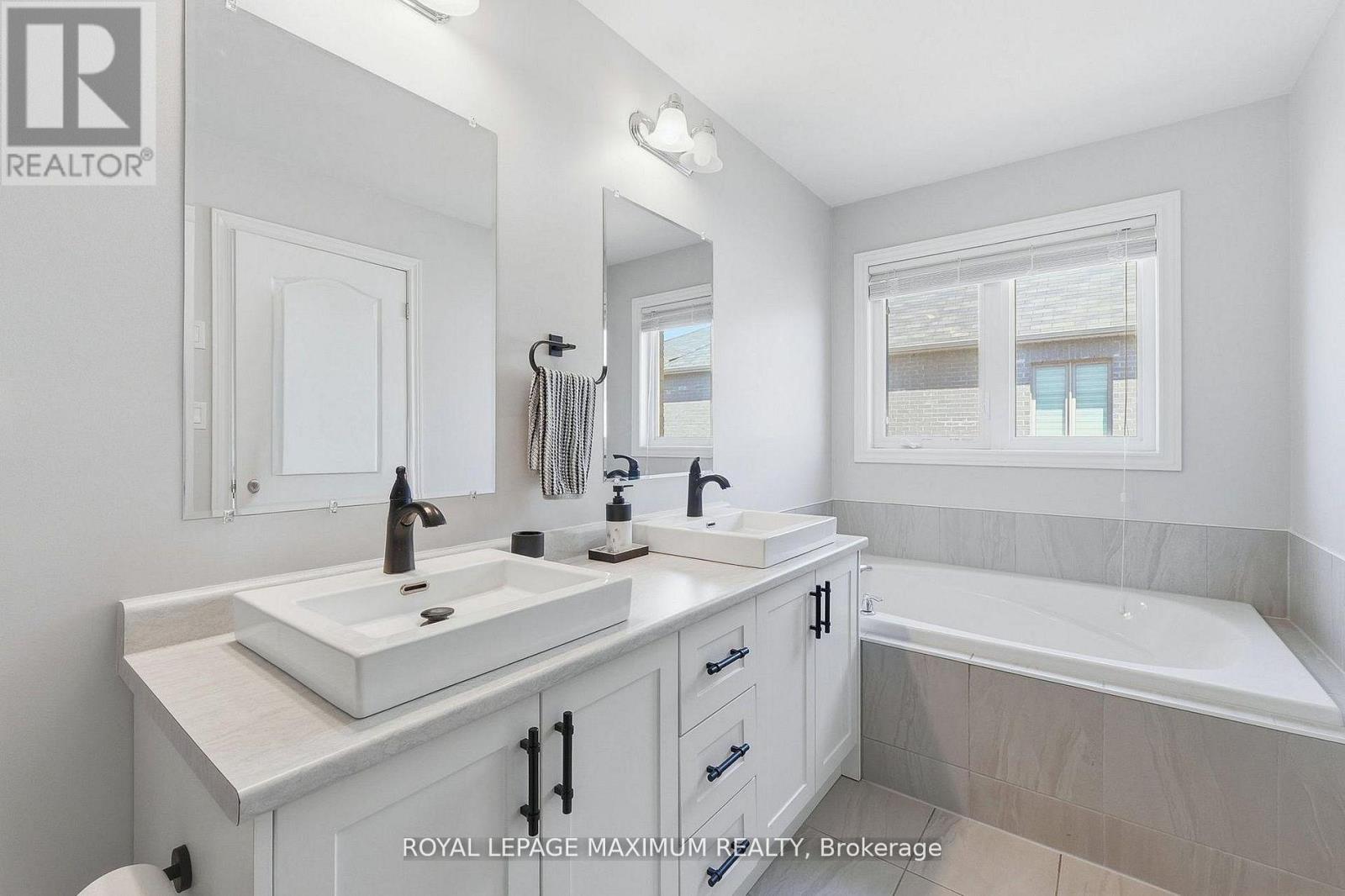 48 Cupples Farm Lane, East Gwillimbury (Mt Albert), Ontario  L0G 1M0 - Photo 25 - N13461740