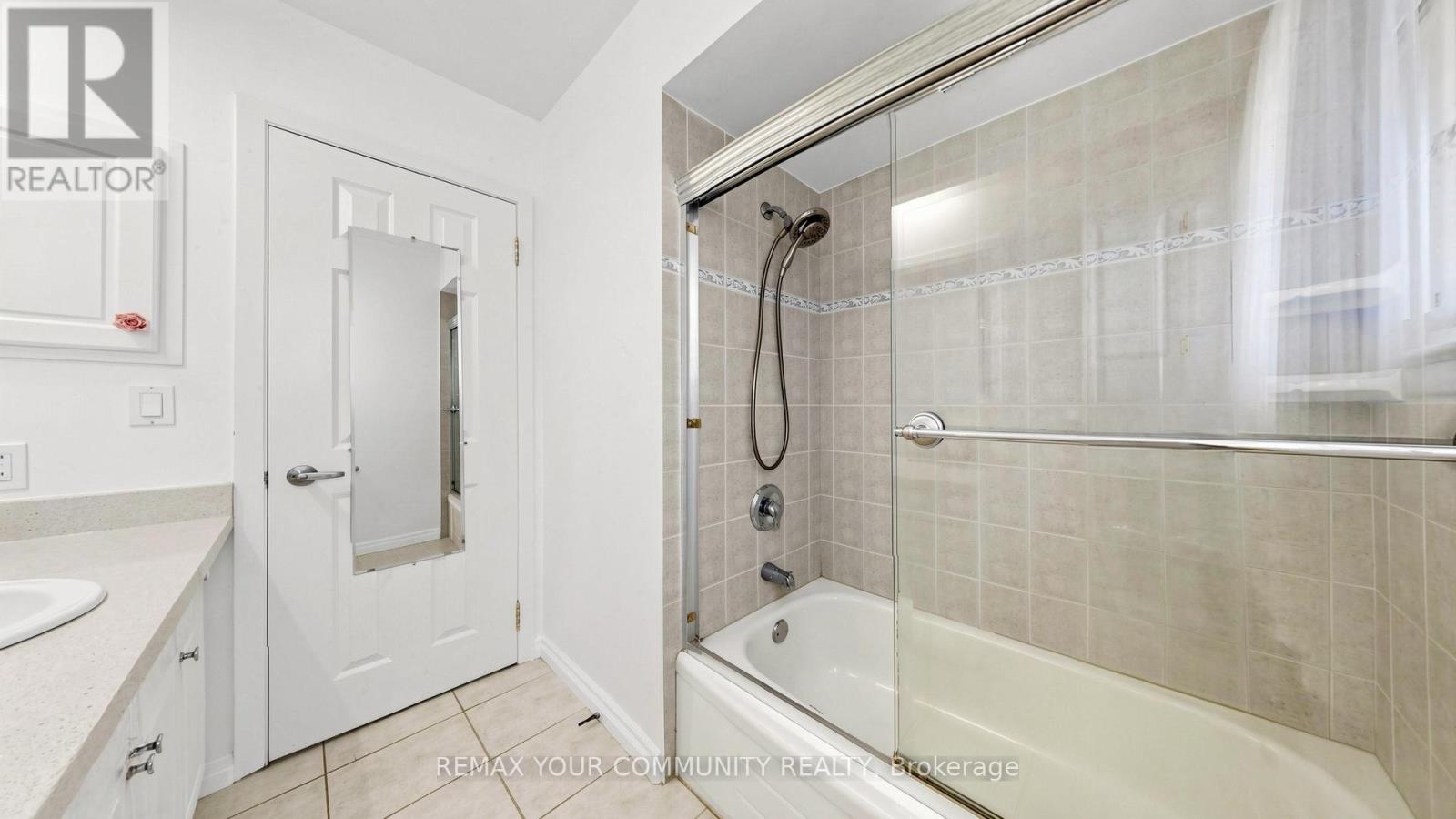 651 Mossbank Court, Newmarket, Ontario  L3Y 3A9 - Photo 19 - N13461788